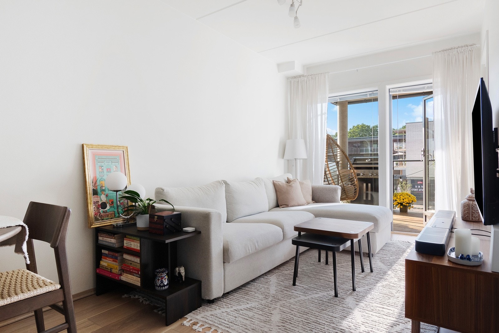 Det er god soneinndeling med plass til sofa og annet ønskelig møblement. Galleribilde