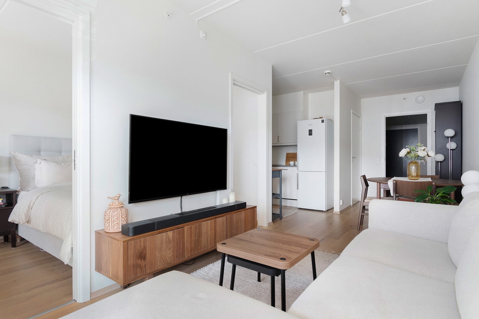 Fra stuen er det adkomst til både soverom og kjøkken Galleribilde