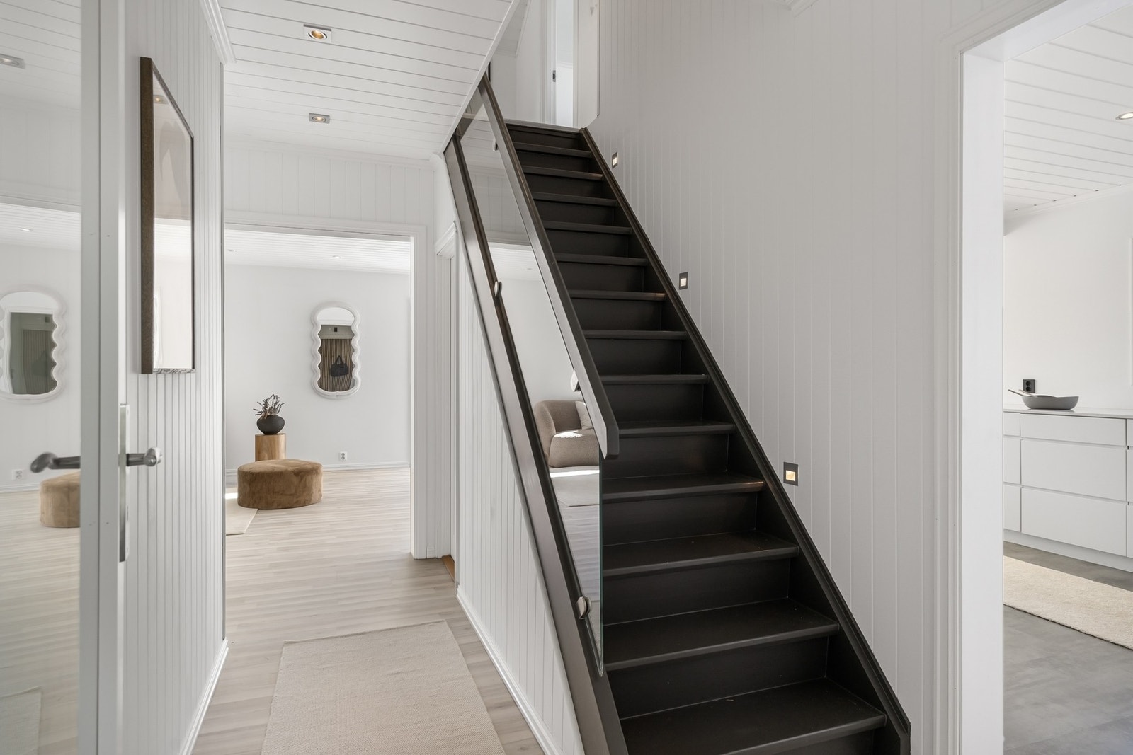 Videre inn finner vi trappegang/ hall med adkomst til kjøkken og stue. Galleribilde