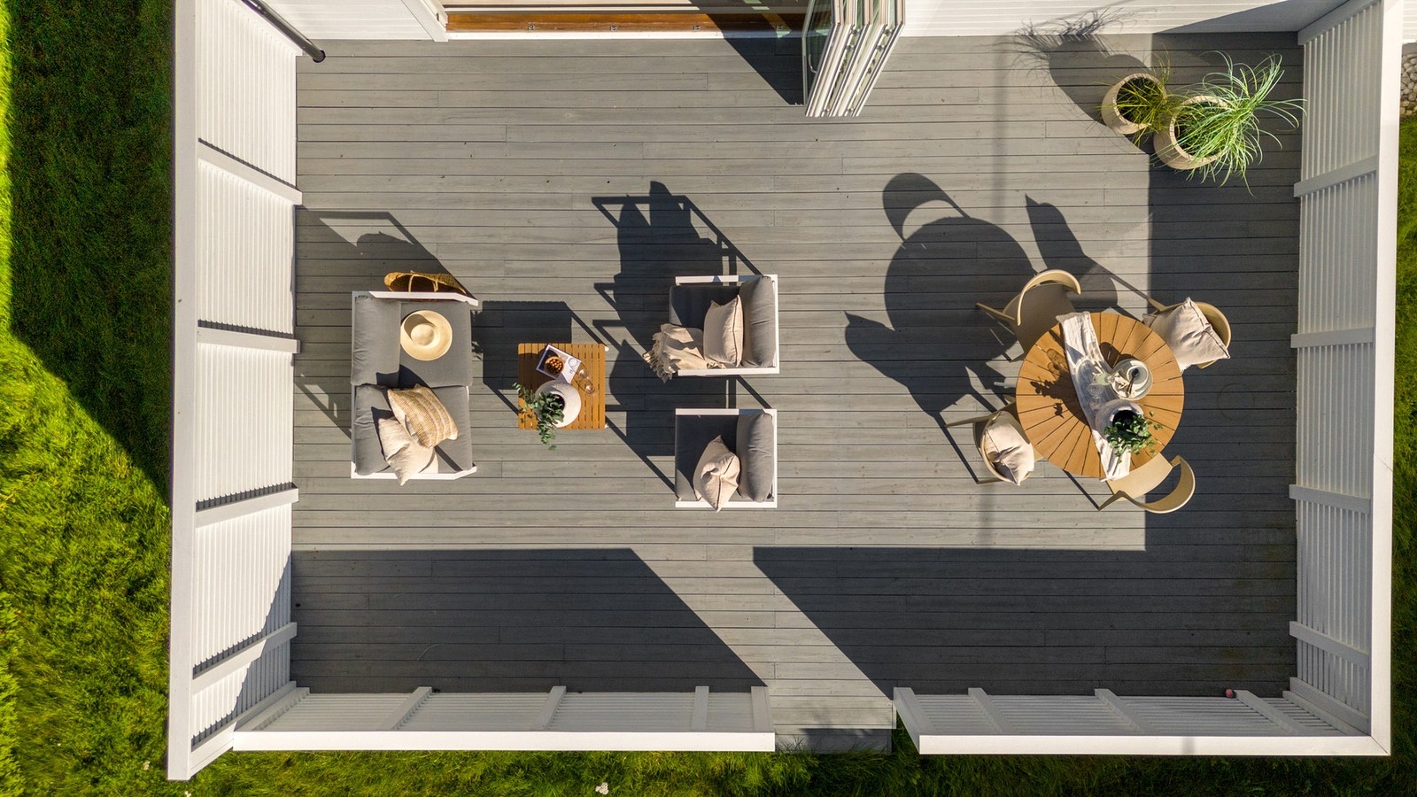 Stor, solrik og deilig terrasse på 35 kvm med plass til flere sittegrupper Galleribilde