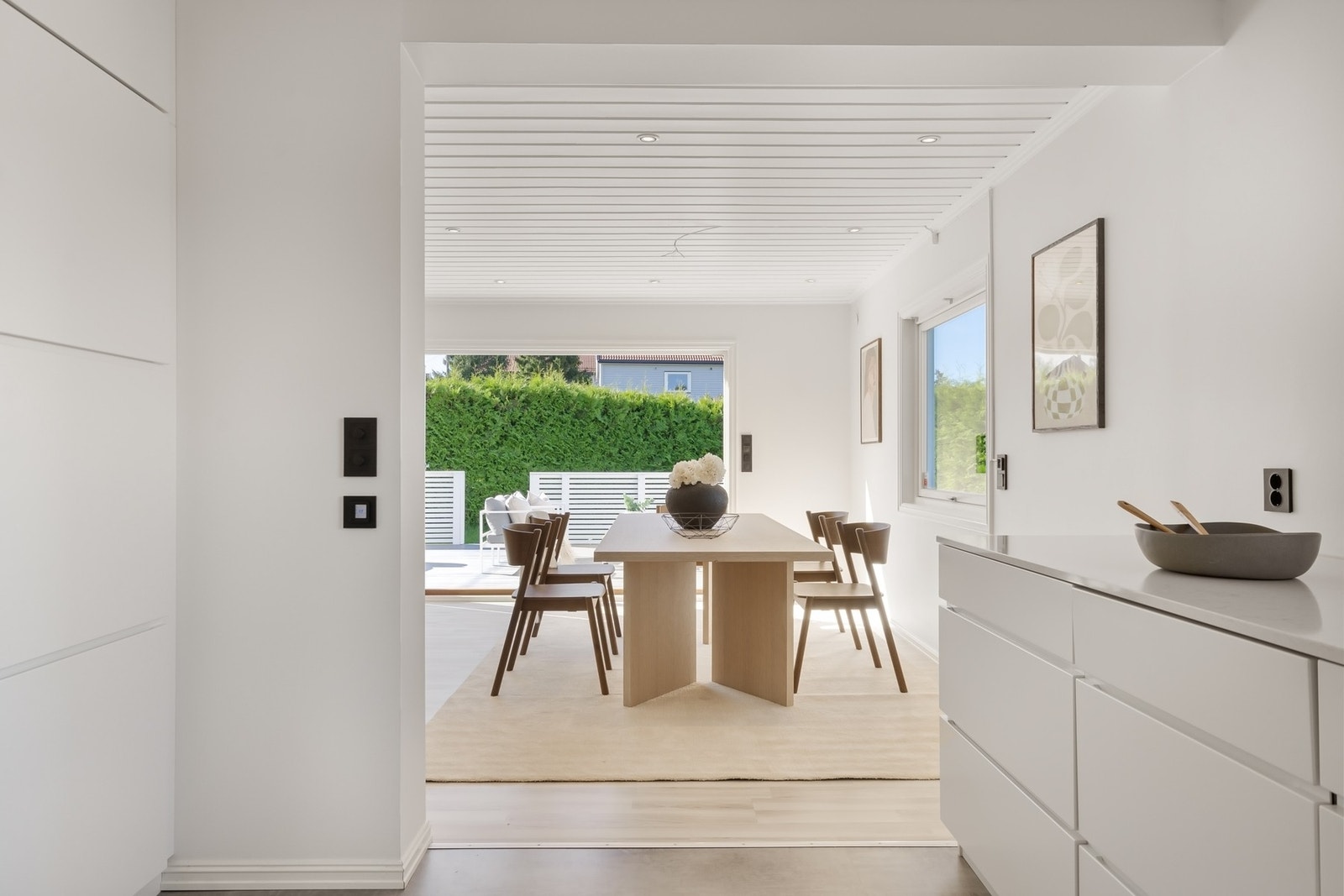 Spisegruppen er naturlig plassert mellom kjøkken, stue og terrasse. Galleribilde