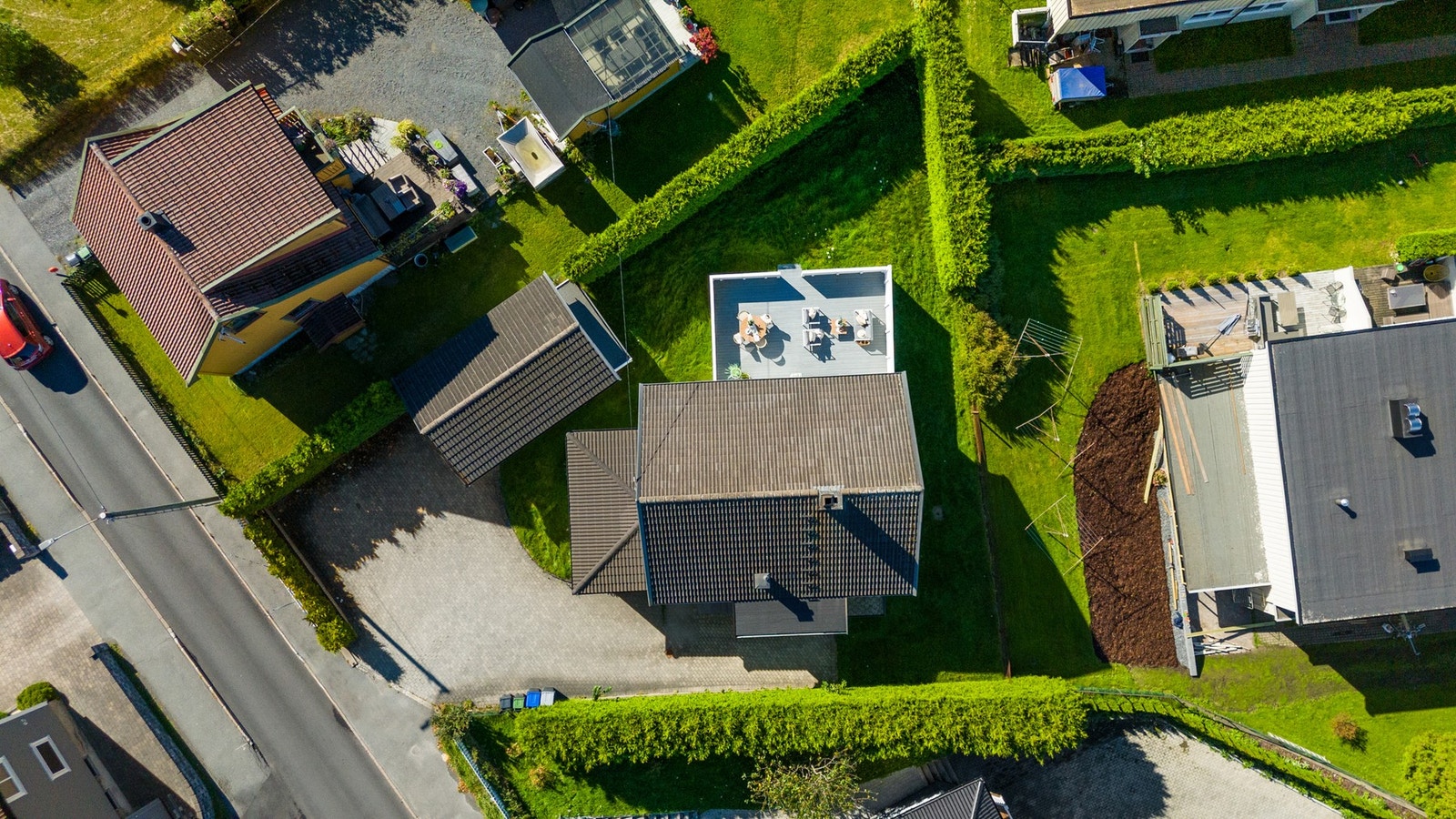 Skjermet og solrik hage Galleribilde
