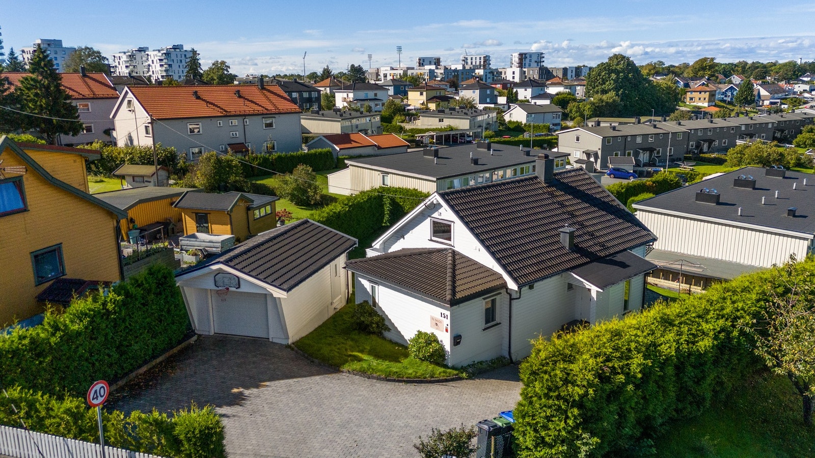 Pent opparbeidet tomt, garasje med lagringsmuligheter Galleribilde