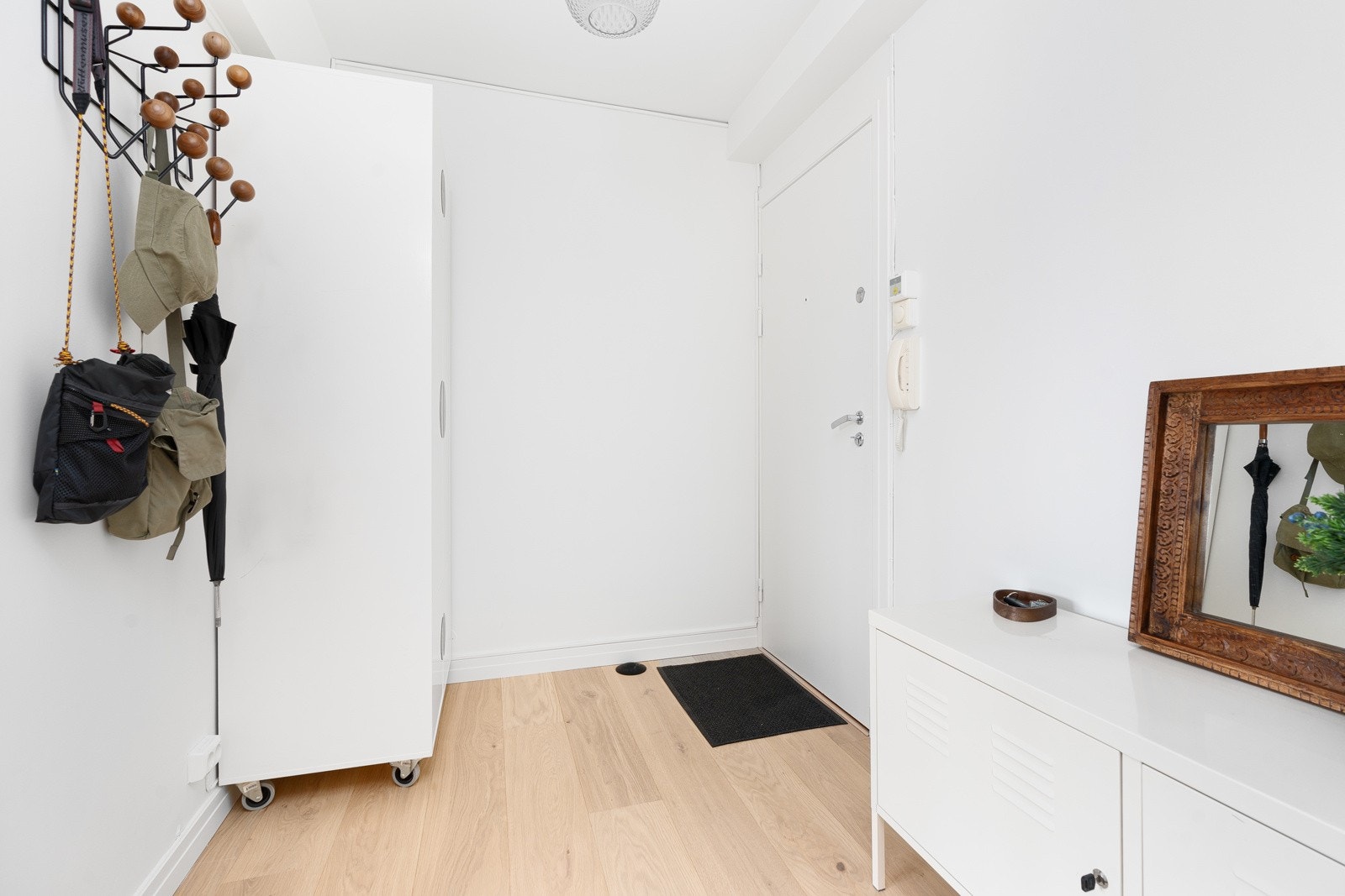 - Velkommen inn! | Innbydende og lys gang med nyere gulv som gir et godt førsteinntrykk - Galleribilde
