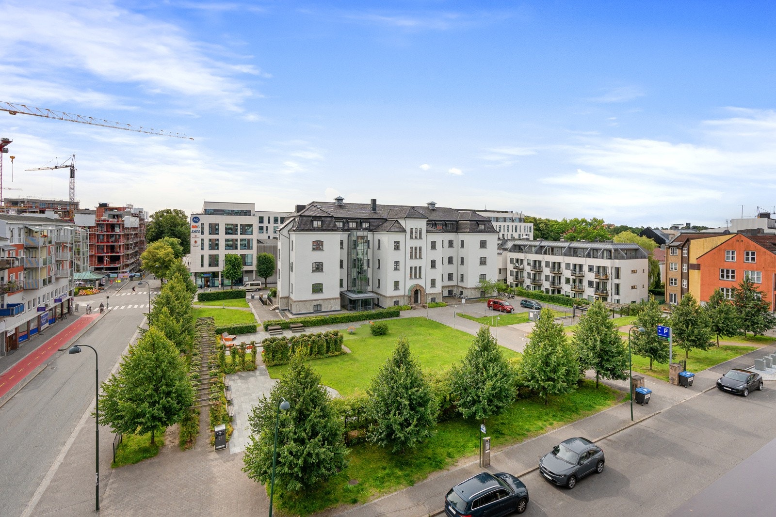 - Fra balkongen ser man det flotte prestisjebygget 'Kasernen' og deres flotte parkmessige fellesareal - Galleribilde
