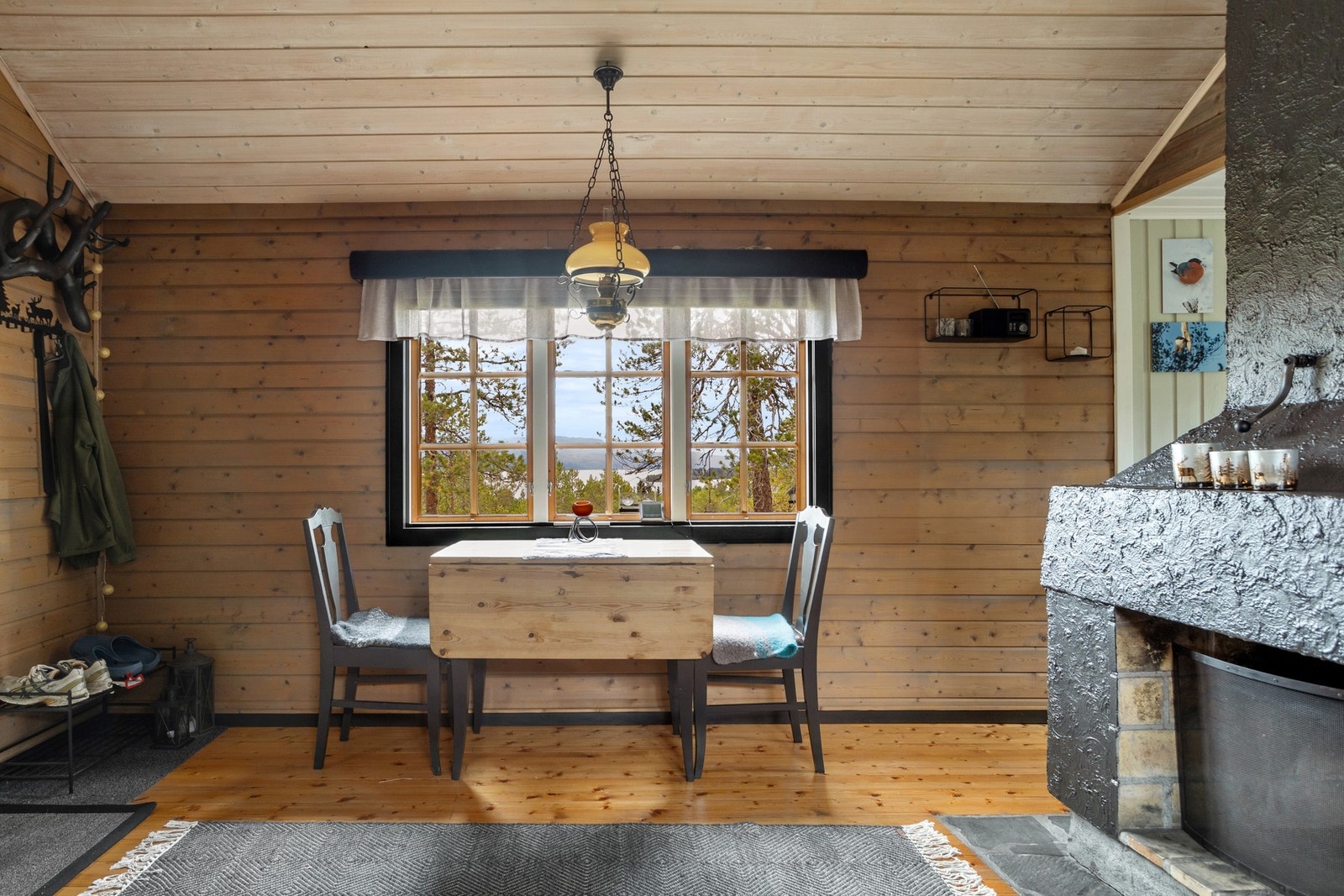 Det er også plass til spisebord på stuen Galleribilde