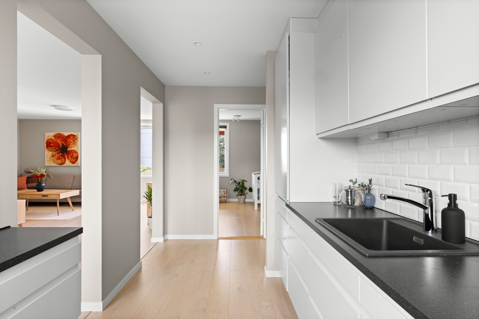 Integrert komfyr med induksjon platetopp, oppvaskmaskin og kjøl/frys Galleribilde