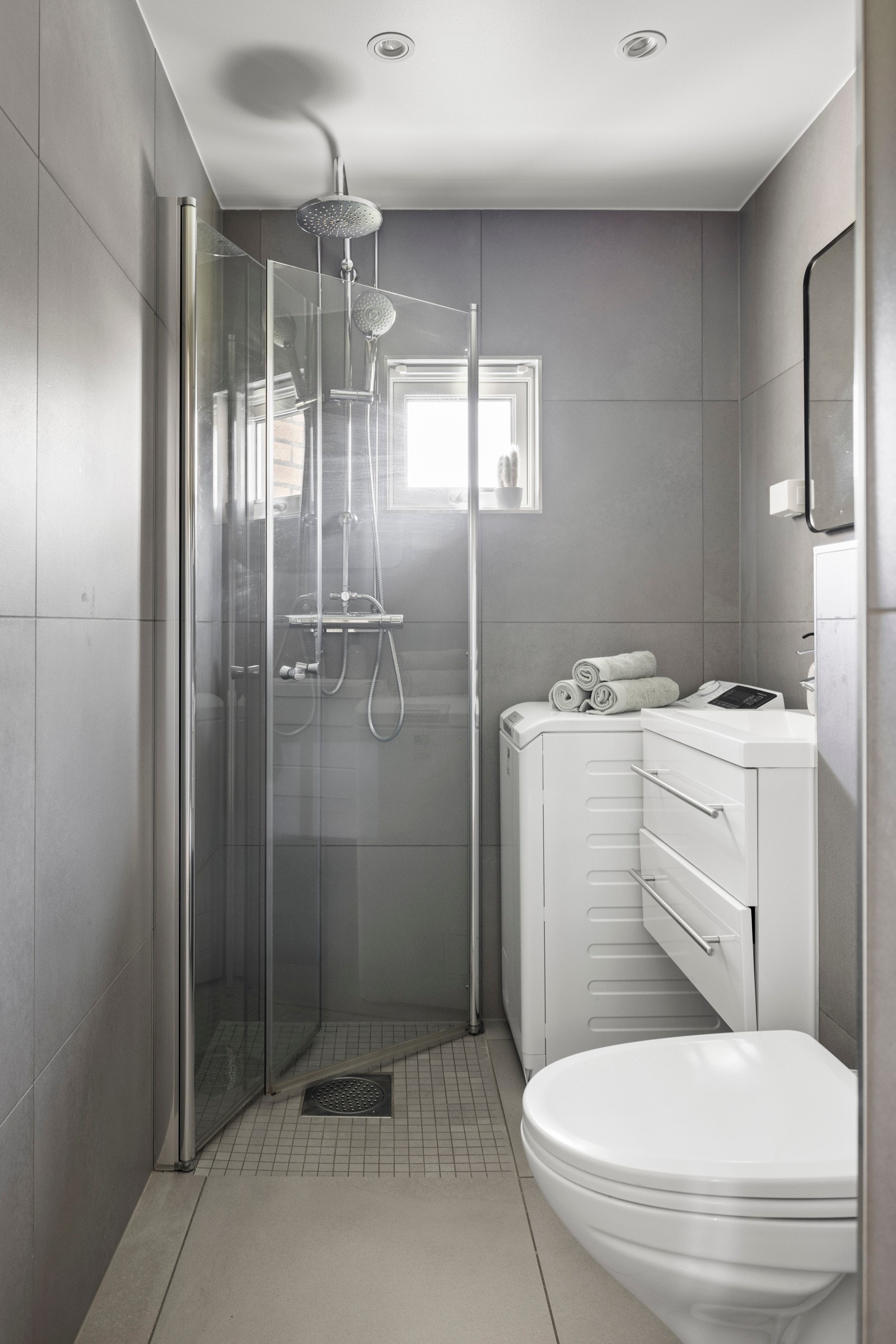 Lekkert baderom som ble rehabilitert av borettslaget i 2011 og videre pusset opp i 2019 Galleribilde