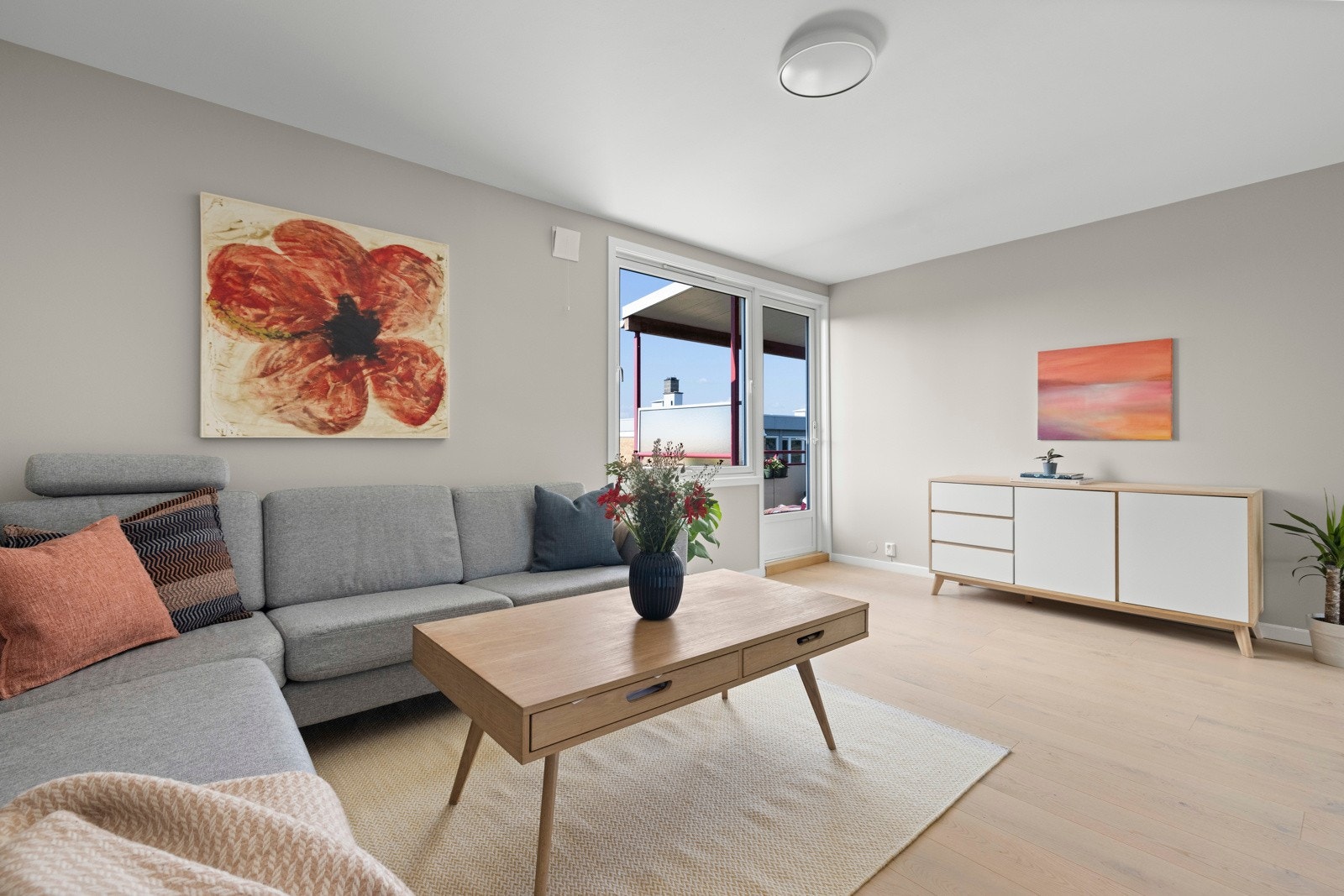 Usjenert, luftig og gjennomgående bolig med flotte lys- og solforhold Galleribilde