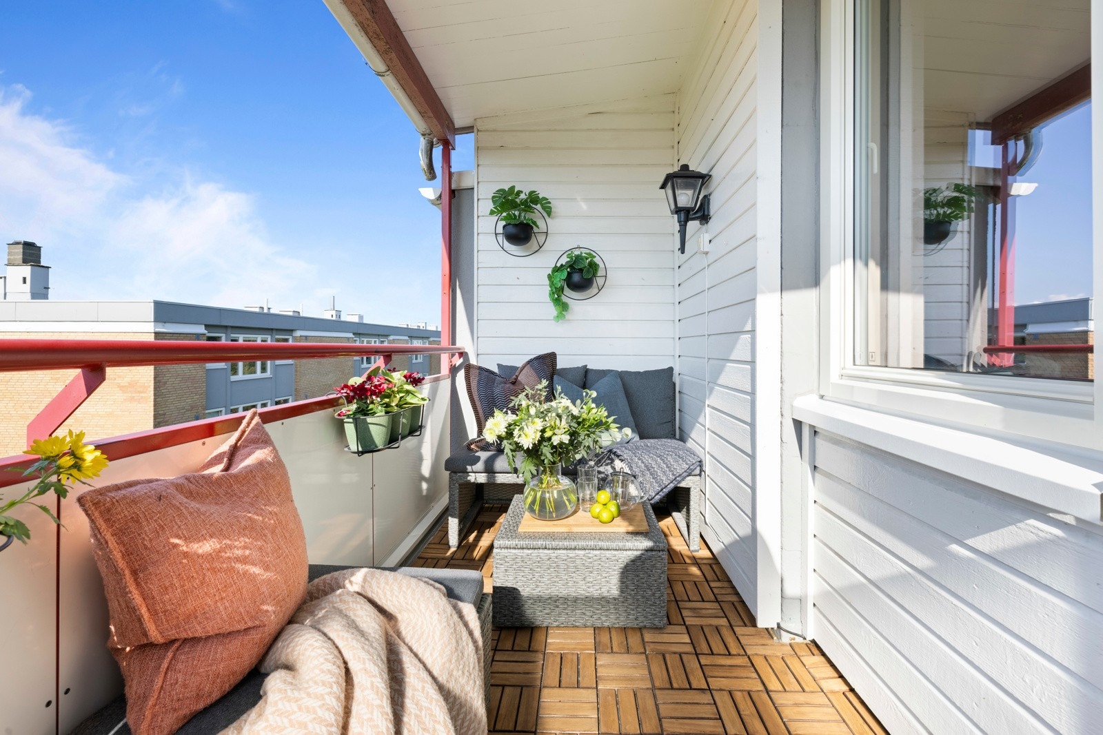 Fra stuen er det utgang til solrik, vestvendt balkong Galleribilde