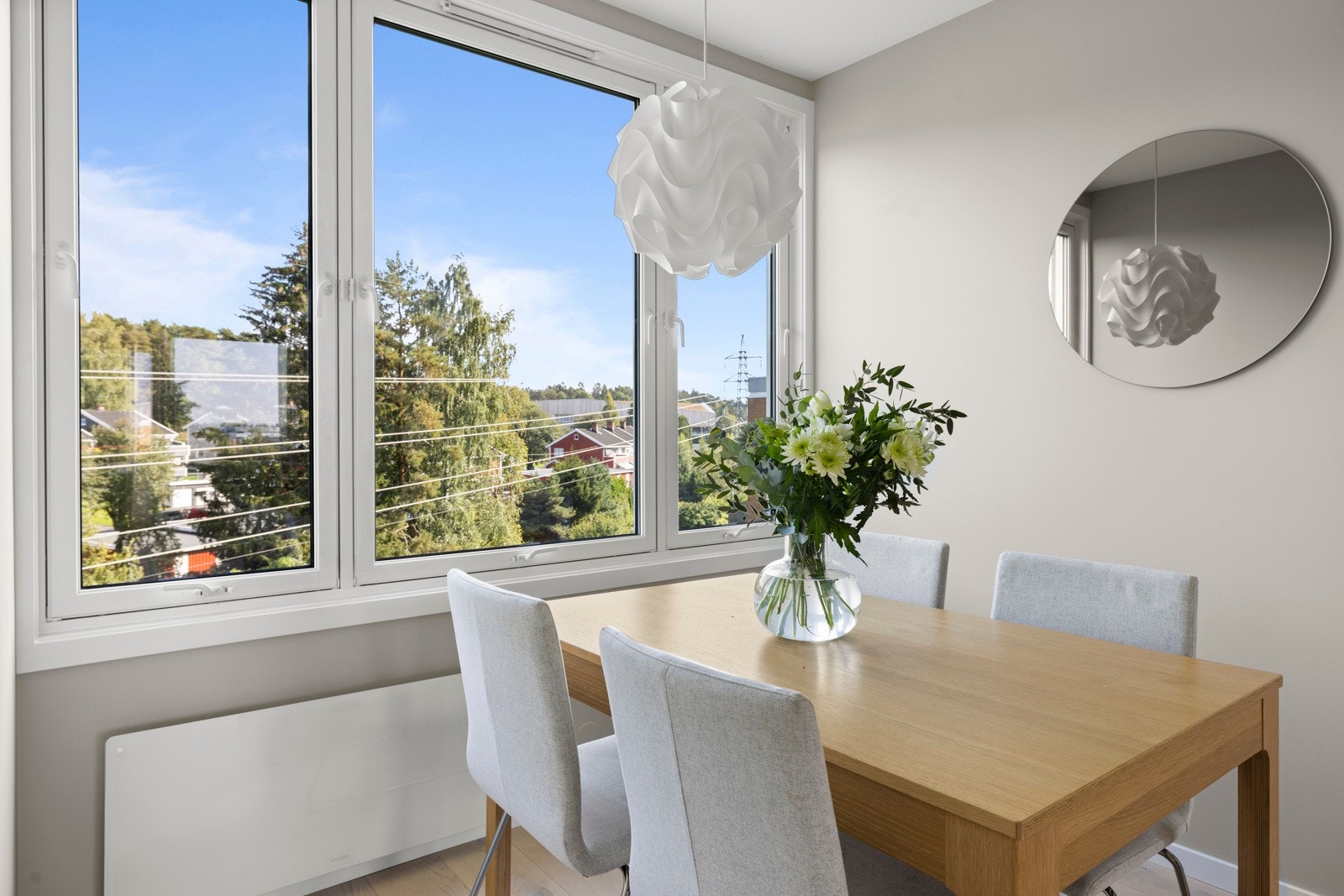 Hyggelig utsyn fra vinduene i spisestuen Galleribilde