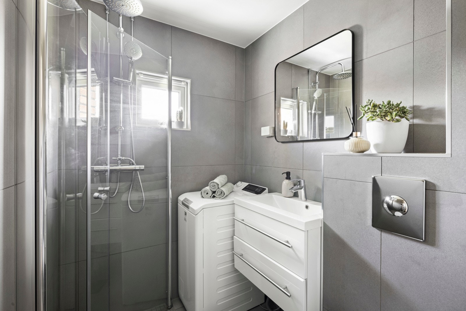 Downlights, gulvvarme, opplegg til vaskemaskin, 2 dusjhoder m.m. Galleribilde