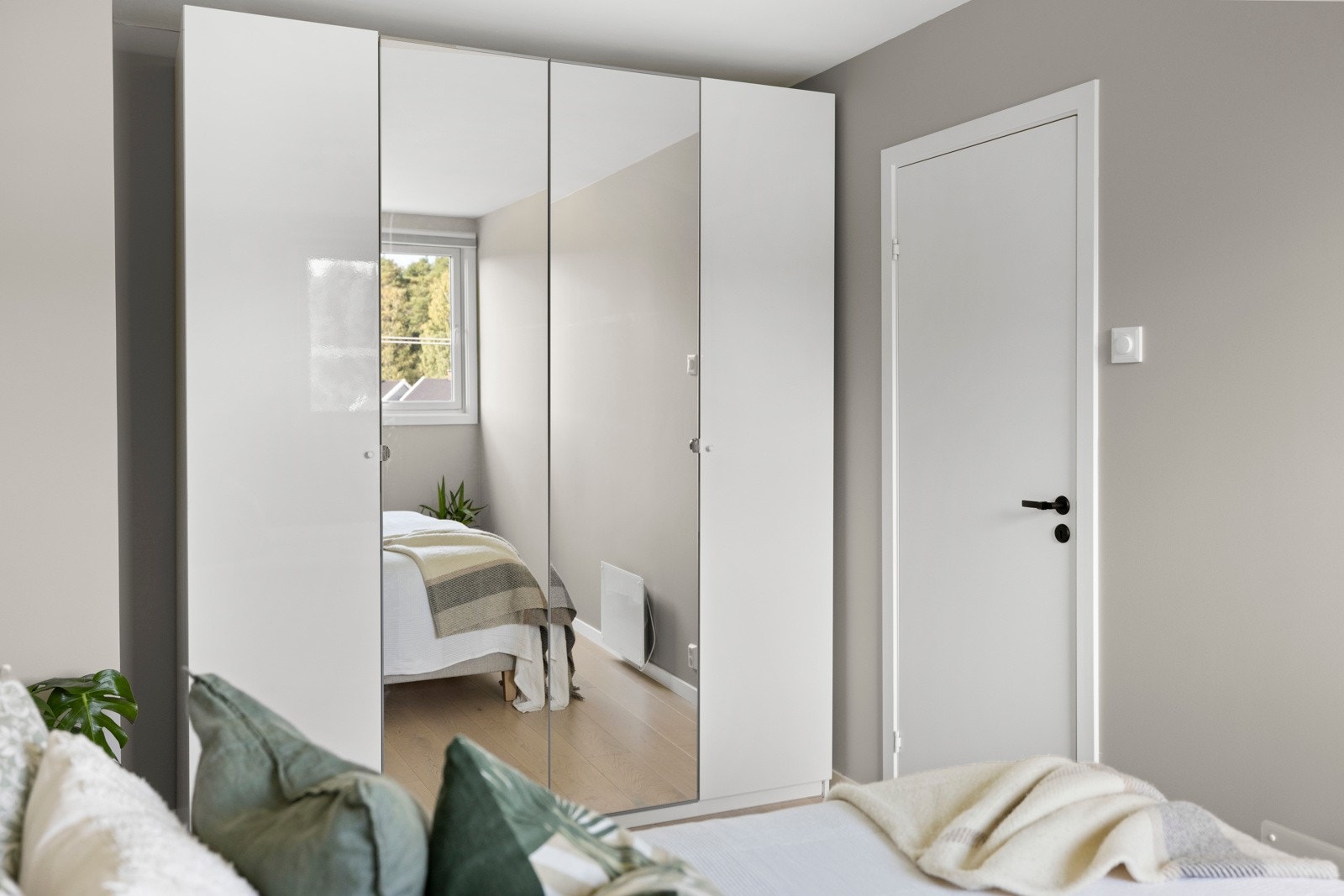 Romslig hovedsoverom med stor garderobe Galleribilde