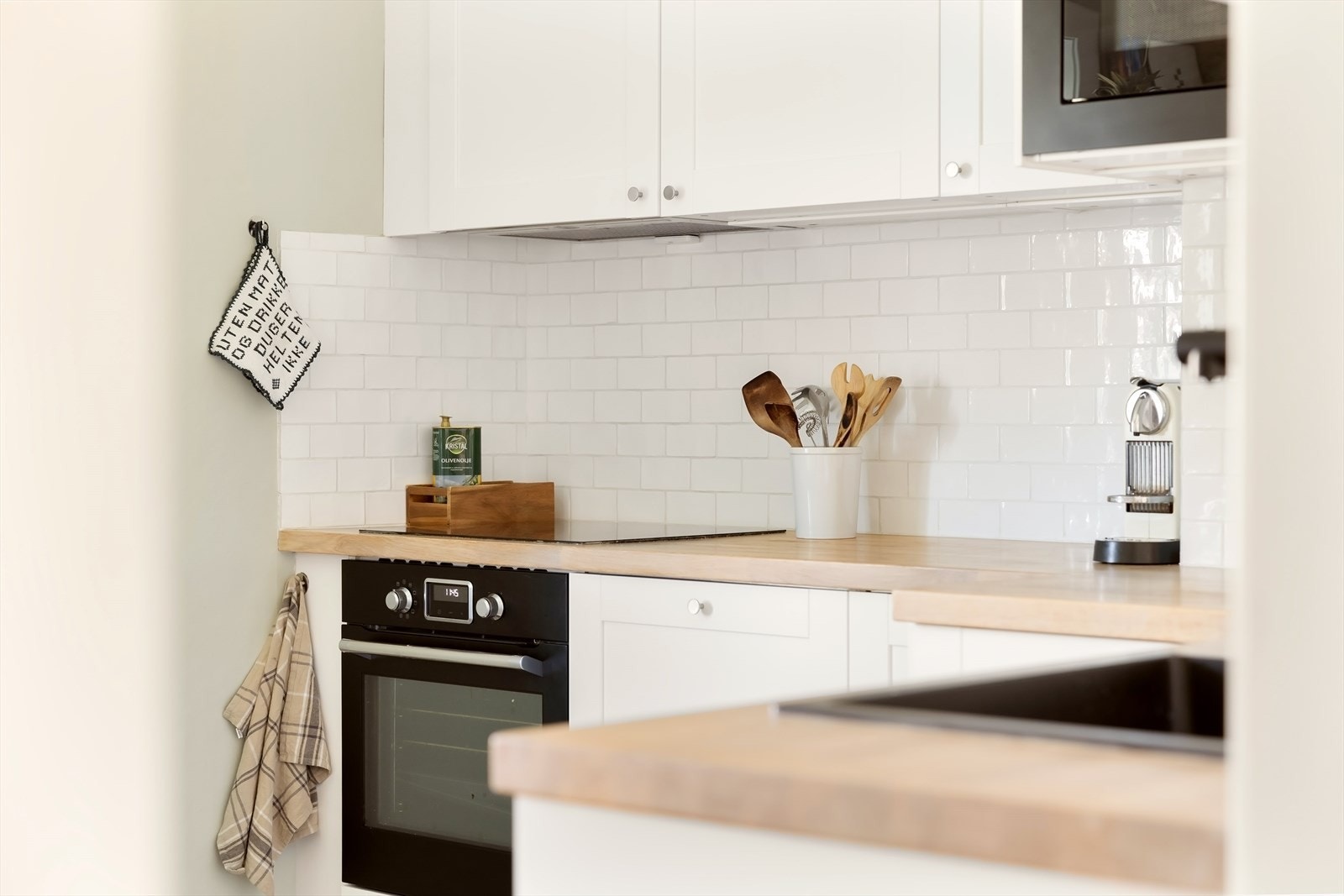 Kjøkkenet er også utstyrt med induksjon koketopp, innebygget stekeovn, integrert kjøleskap/fryser, og en smal oppvaskmaskin. Galleribilde