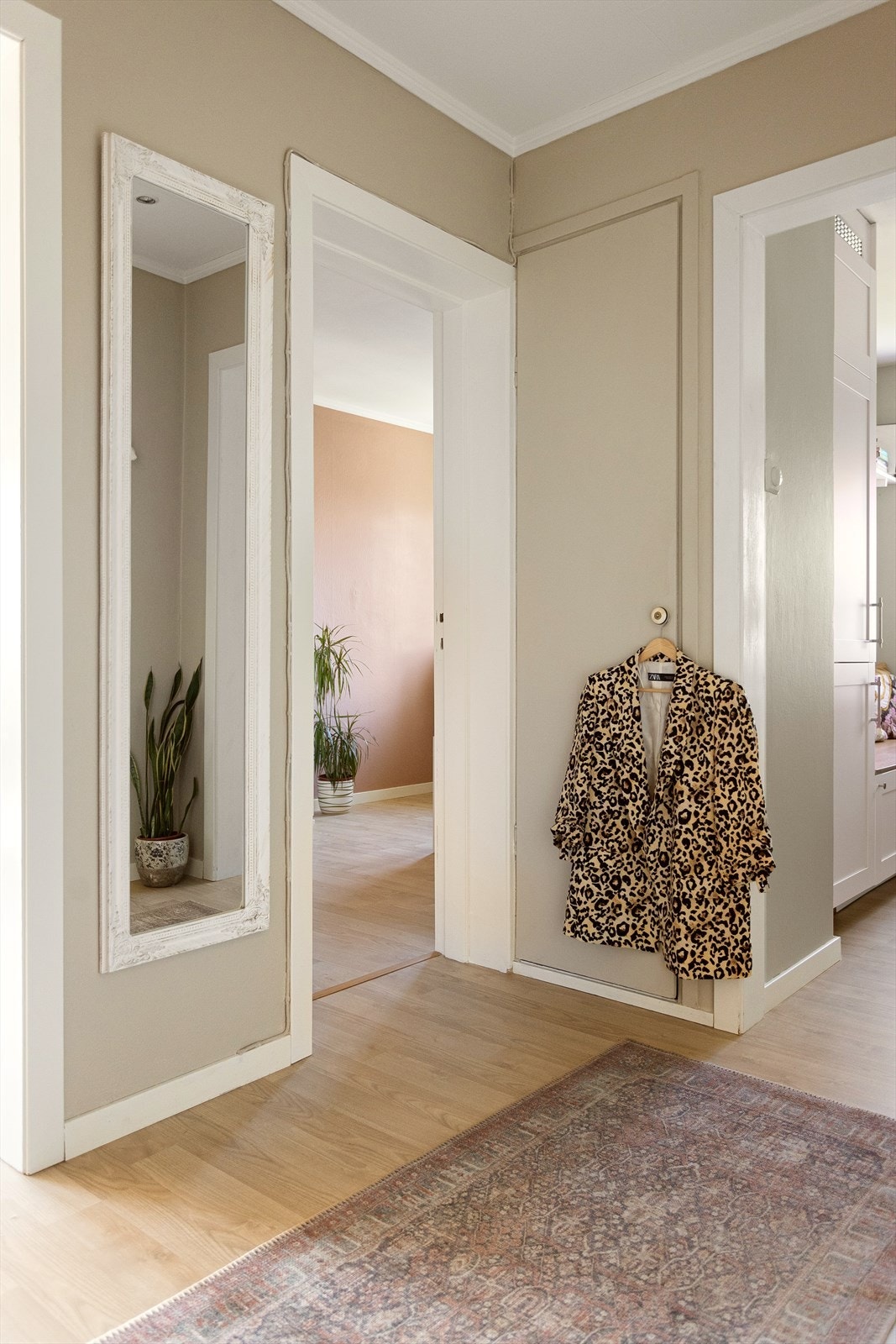 Den praktiske planløsningen gir enkel tilgang til alle øvrige rom i boligen og skaper en god velkomst. Galleribilde