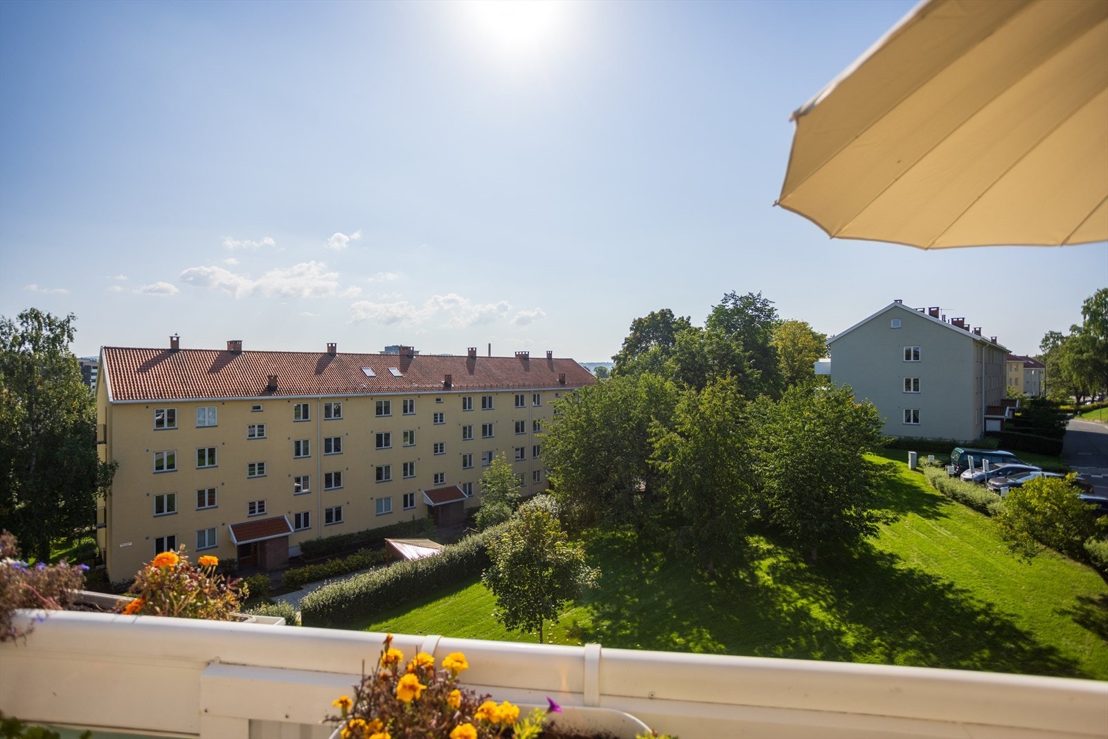 Boligen ligger fint til med fantastisk utsikt ut mot fine og grønne fellesarealer og solrik balkong. Galleribilde