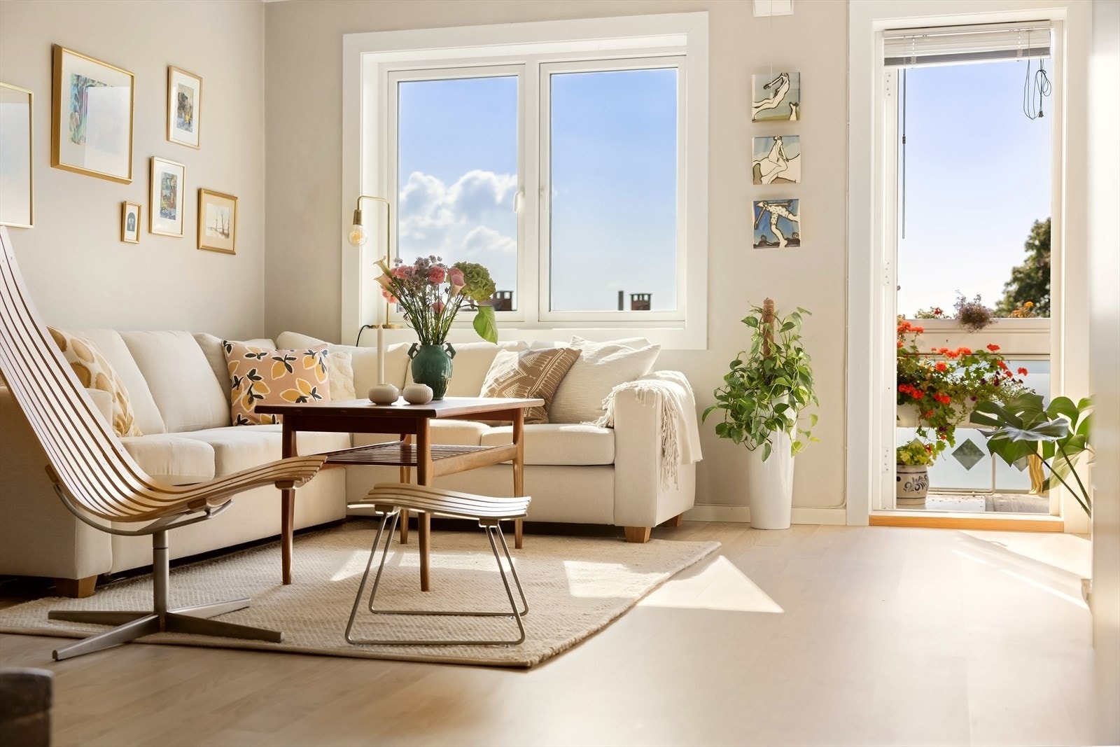 Denne lyse og romslige stuen er utstyrt med 3-stavs parkett og malt i en lys farge som gir rommet et moderne og friskt preg. Galleribilde