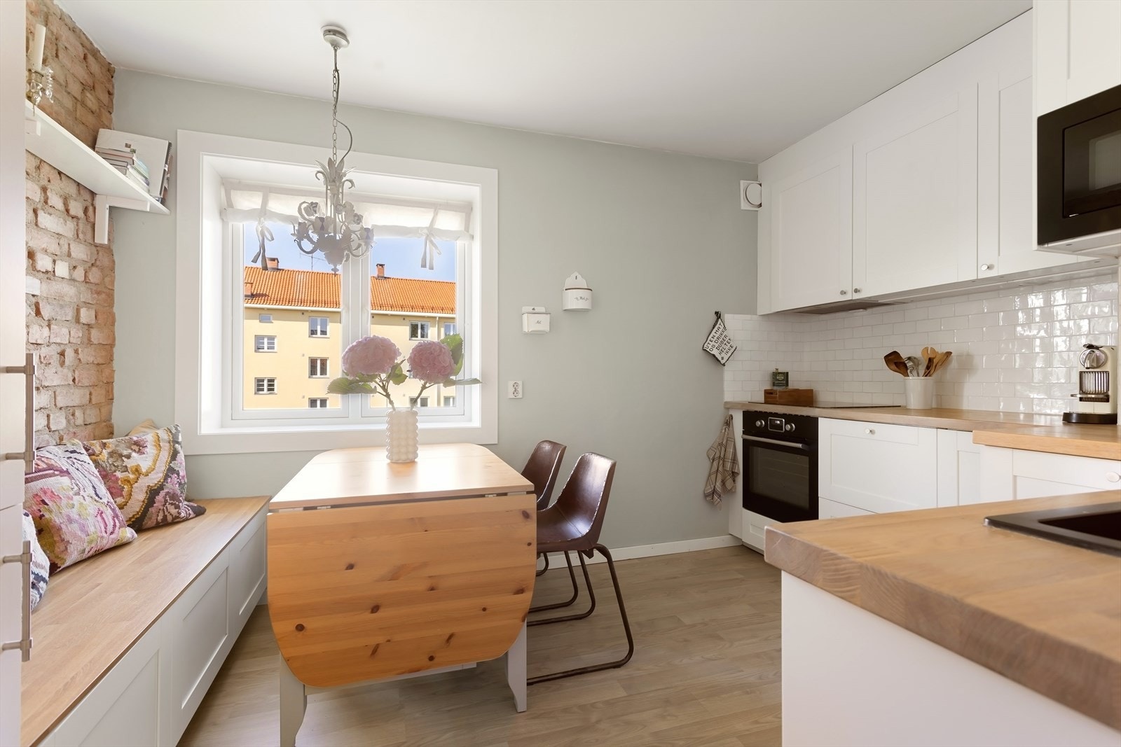 Kjøkkenet har en moderne innredning fra IKEA med profilerte fronter og tre benkeplate som gir en stilren finish. Galleribilde