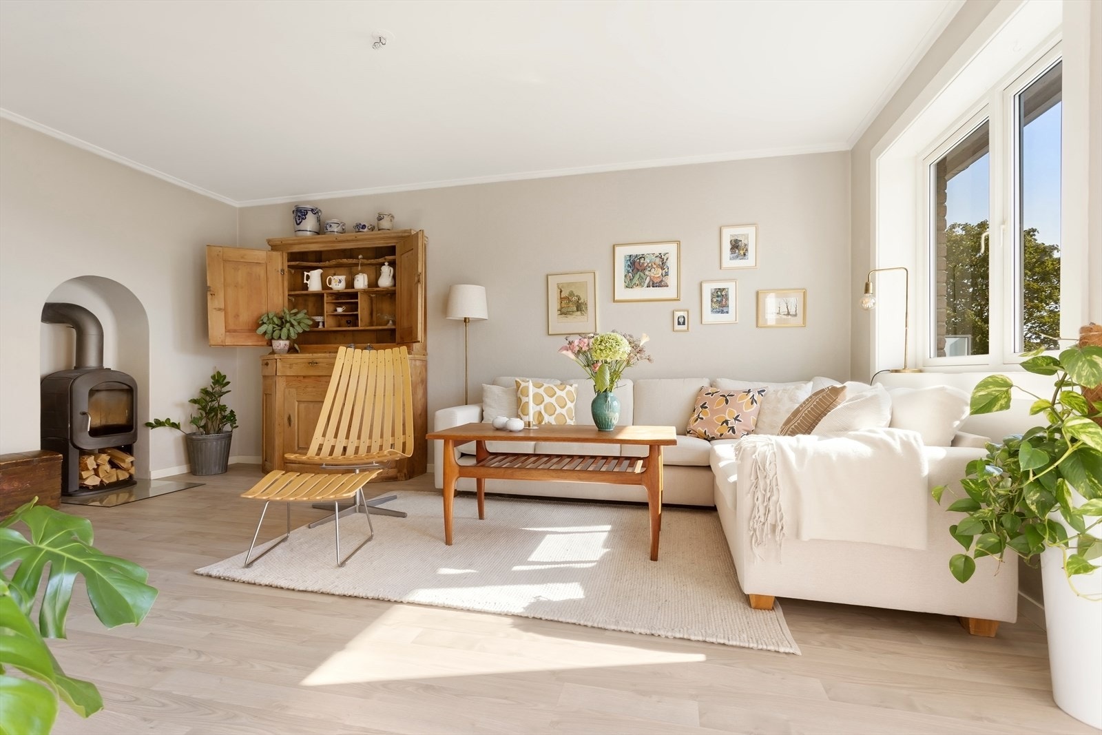 Den varme atmosfæren skapes av en vedovn med glassdør samt en stilfull teglsteinsvegg. Galleribilde