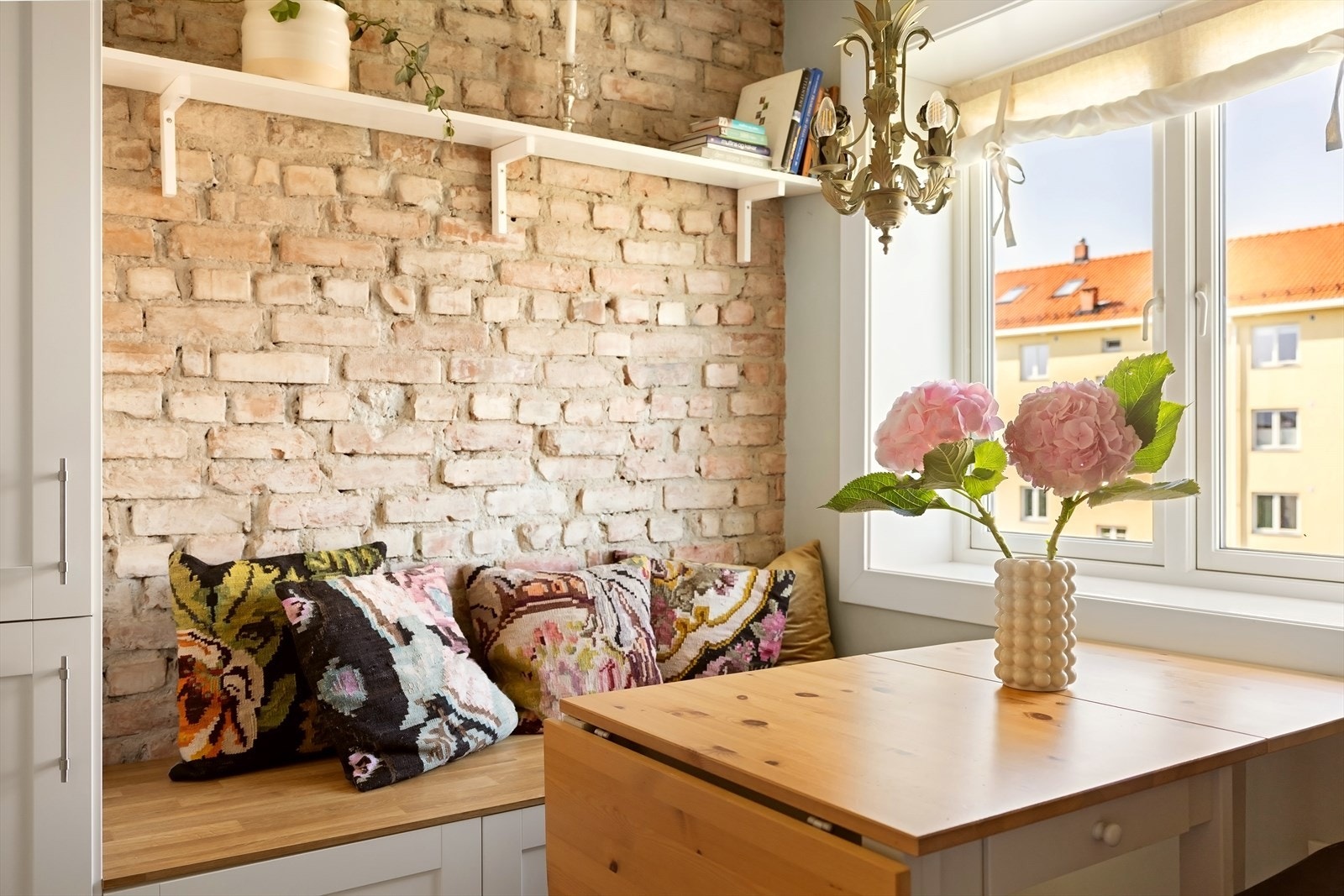 Kjøkkenet har en funksjonell planløsning som gir plass til spisebord, noe som gjør den ideell for sosialt samvær. Galleribilde