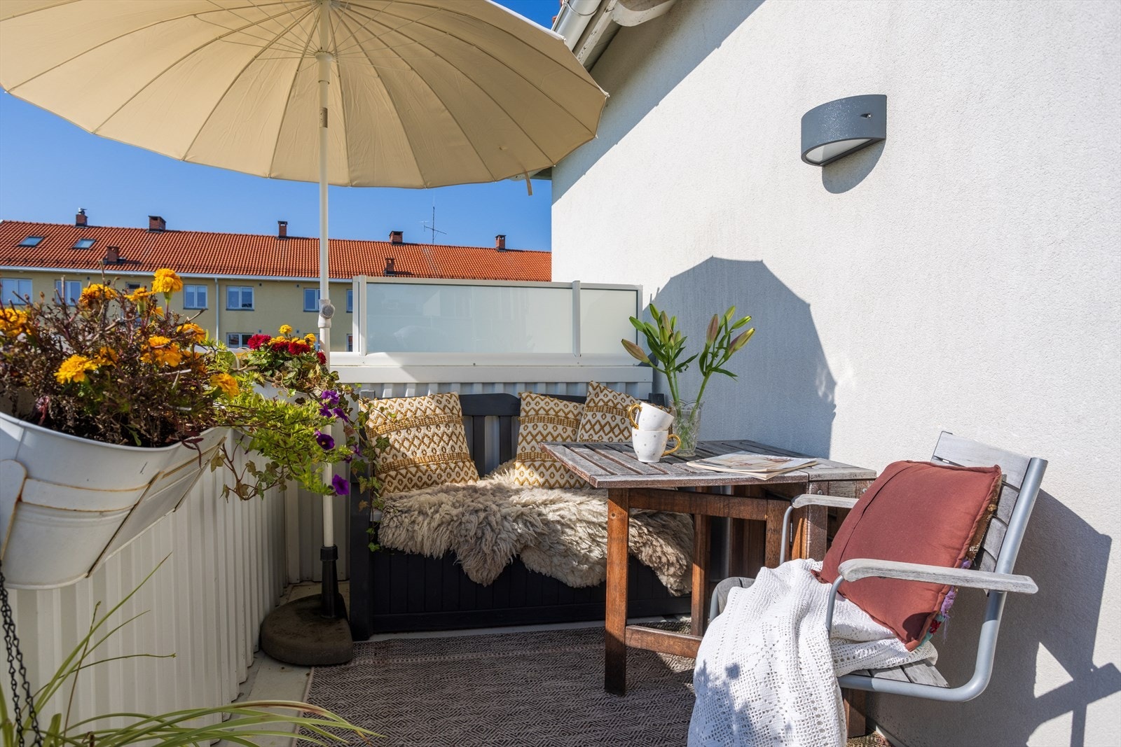 Balkongen er omtrent sydvestvendt, og her finner du både lys og stikkontakt montert. Galleribilde