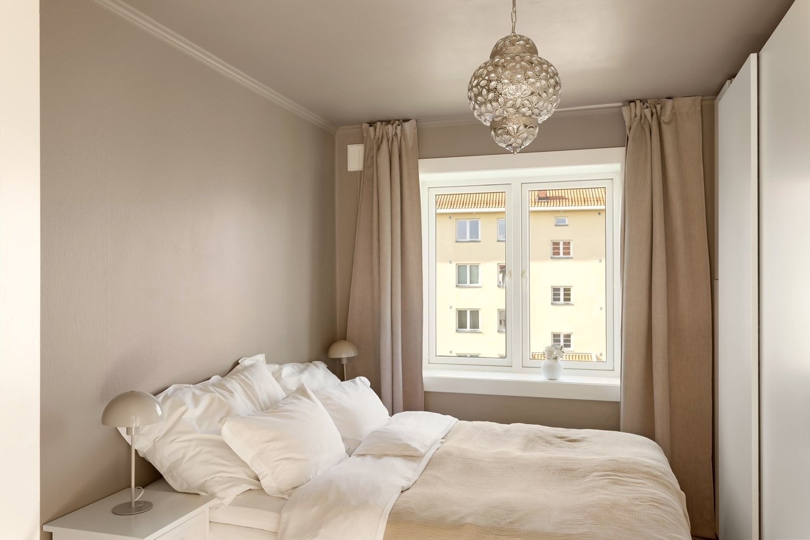 Hovedsoverommet er lunt og koselig med nøytrale vegger og et stort vindu som gir rikelig med naturlig lys og gode lufteforhold. Galleribilde