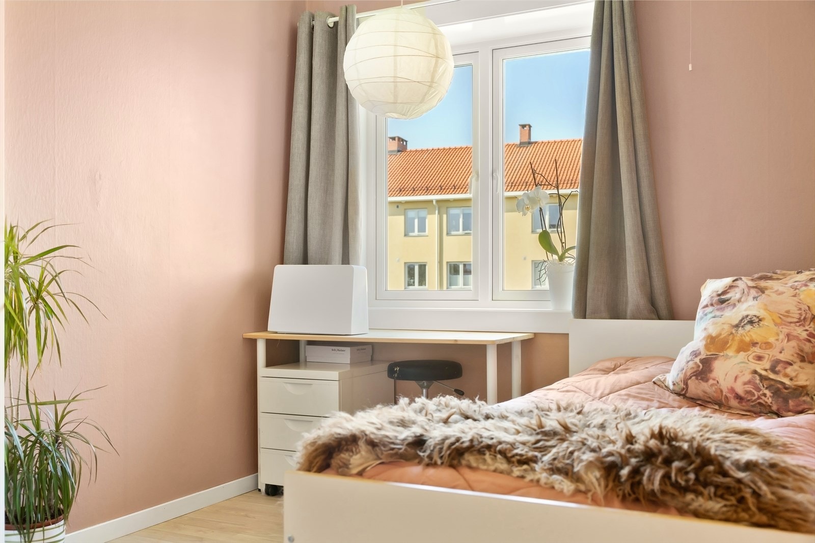 Rommet gir plass til både seng, nattbord og en eventuell skrivepult, noe som gir fleksible bruksmuligheter. Galleribilde