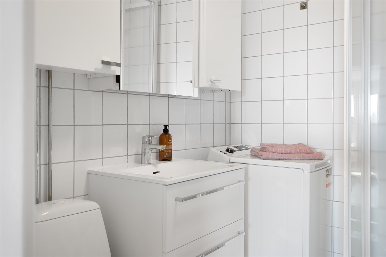 Opplegg for vaskemaskin (smal type) er også tilgjengelig. Servanten ble byttet i 2017-2018, mens kabinettet er nytt fra 2023. Galleribilde