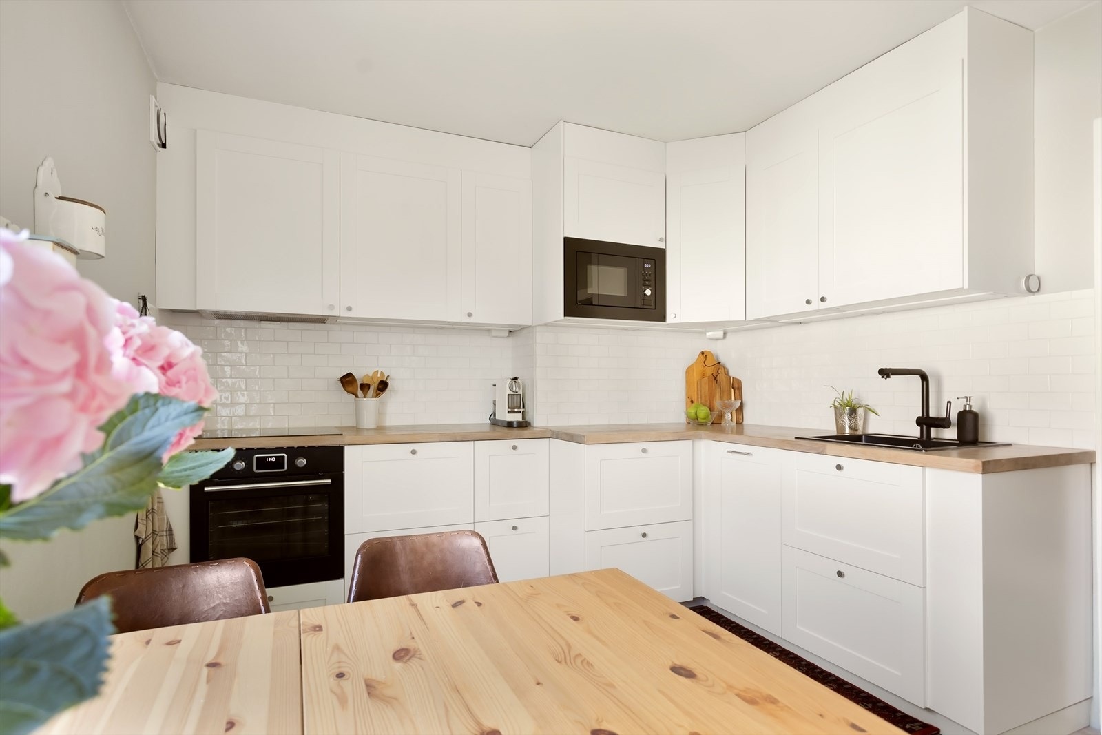 Kjøkkenet ble installert i 2020, og det er installert både komfyrvakt og lekkasjestopper for ekstra sikkerhet. Ventilatoren har kullfilter. Galleribilde