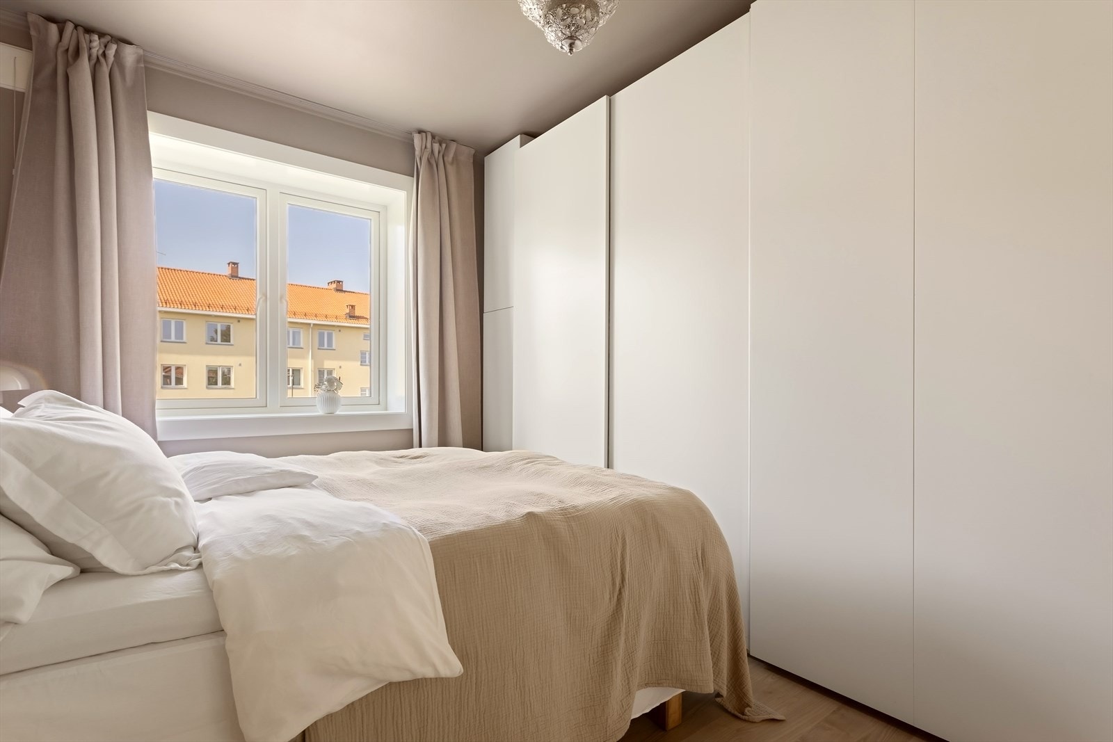 Rommet inkluderer et medfølgende garderobeskap som gir praktisk oppbevaring og skaper en ryddig atmosfære. Galleribilde