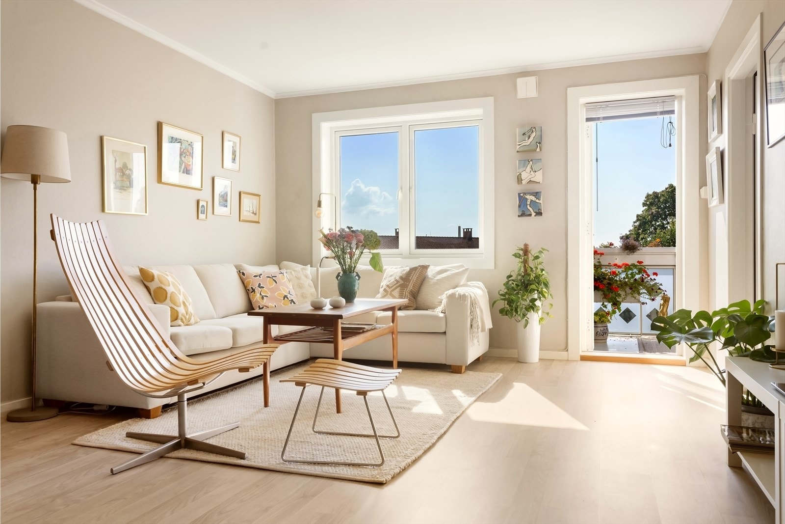 Stuen har en funksjonell planløsning som gir plass til både stor sofa og spisebord, noe som gjør den ideell for både avslapning og sosialt samvær. Galleribilde