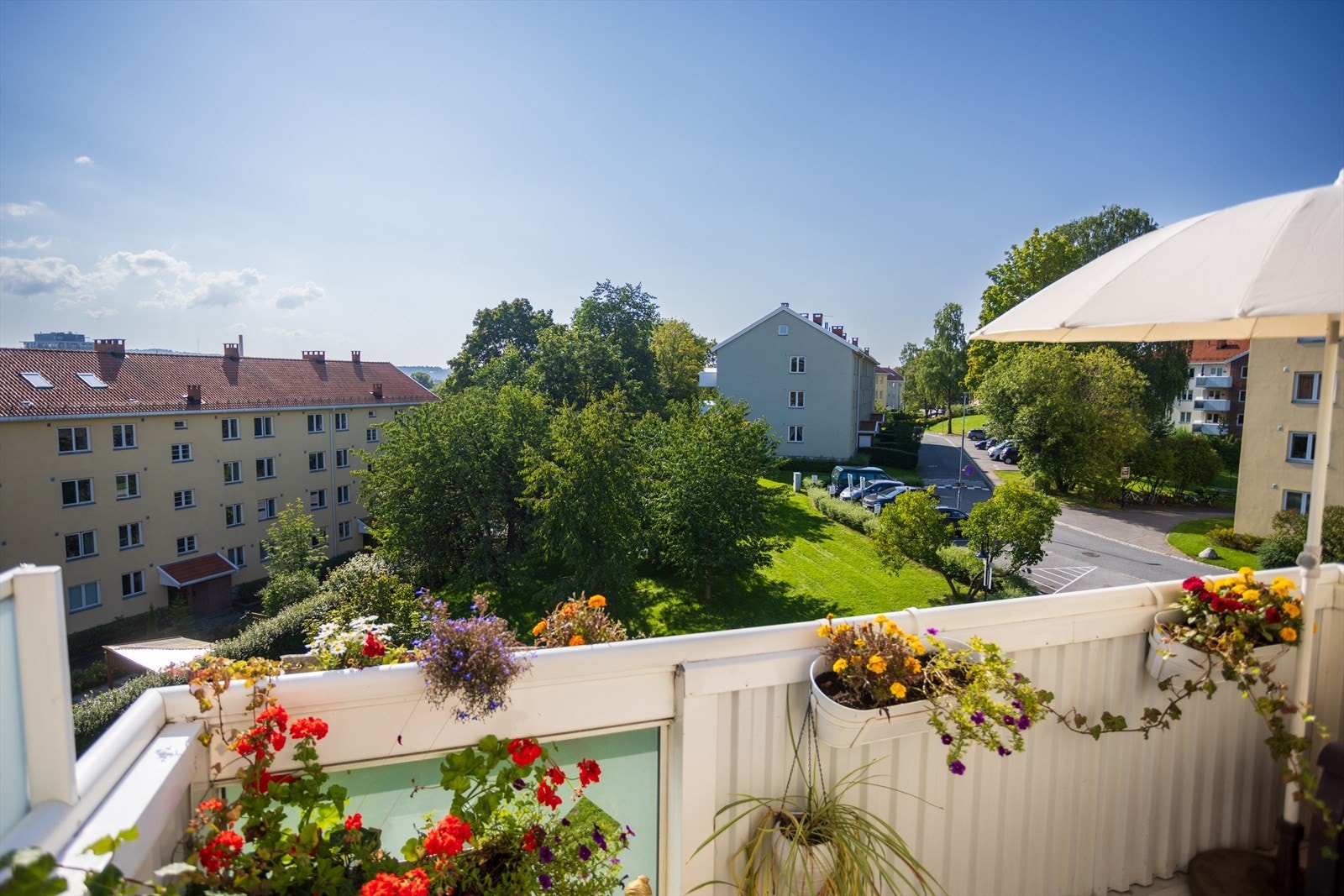 Den ca. 6 kvm store balkongen har betongkonstruksjon med rekkverk i stål. Galleribilde