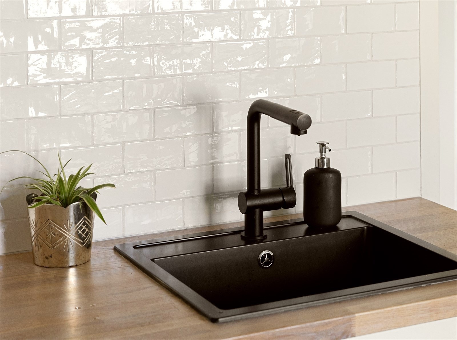 Det er utstyrt med en oppvaskkum og ett-greps svingbart samt utrekkbart blandebatteri. Galleribilde