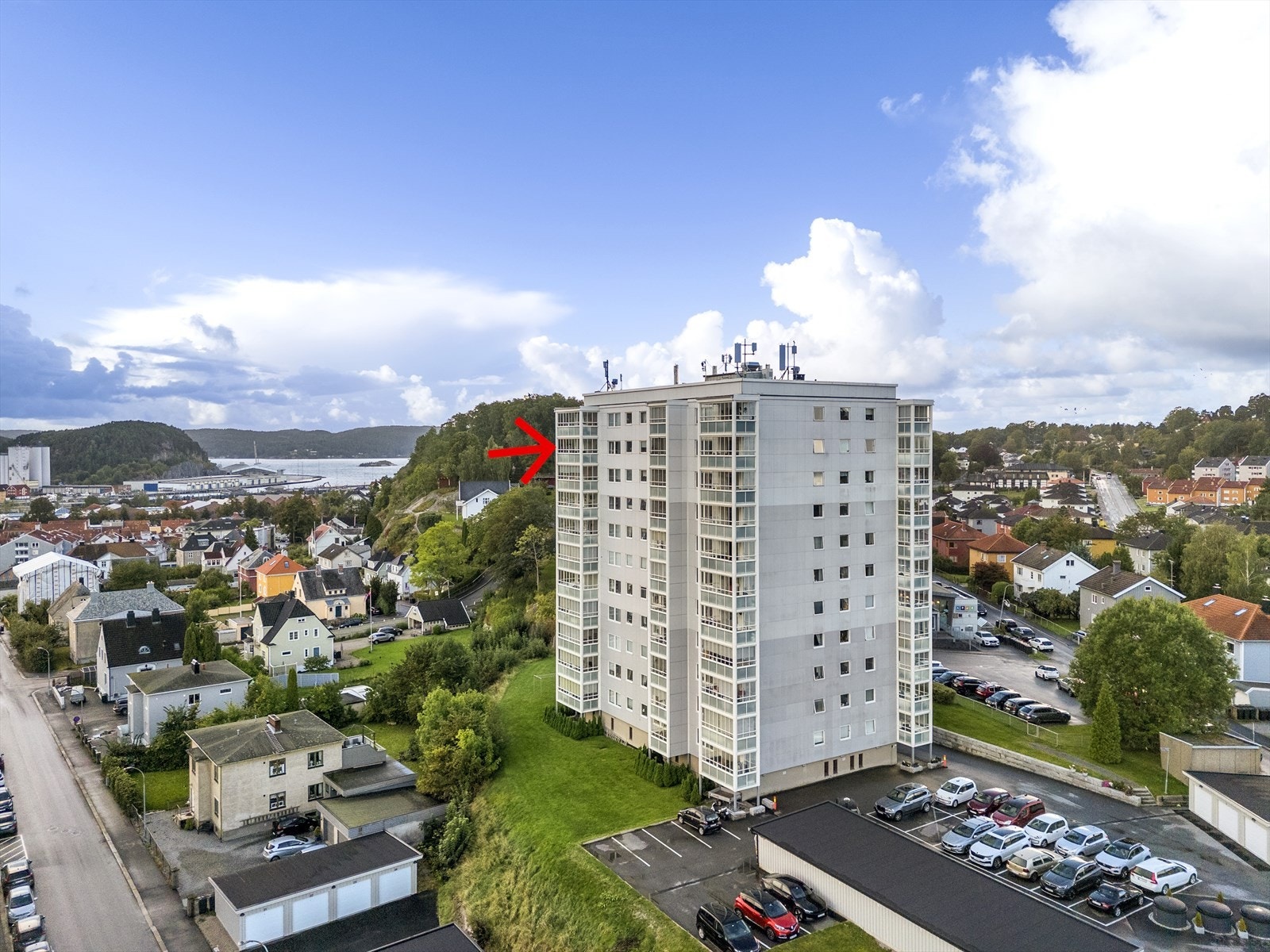 Dronefoto av blokka og omgivelser Galleribilde