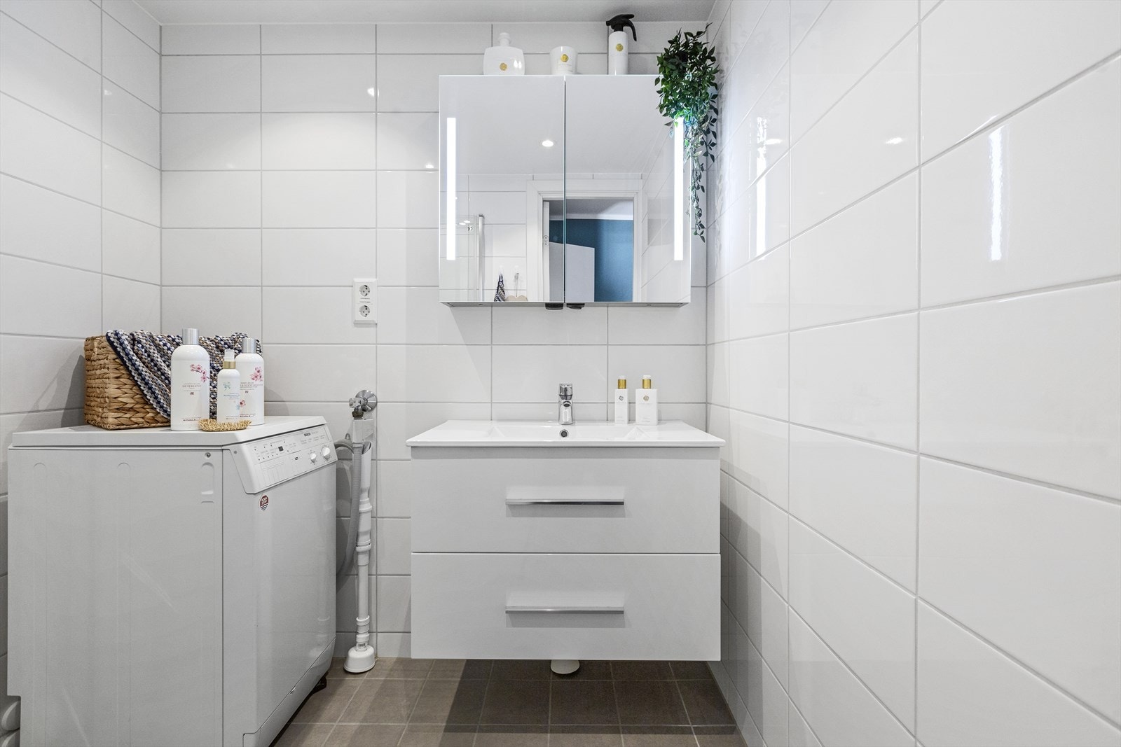 Flislagt bad med plass til vaskemaskin Galleribilde
