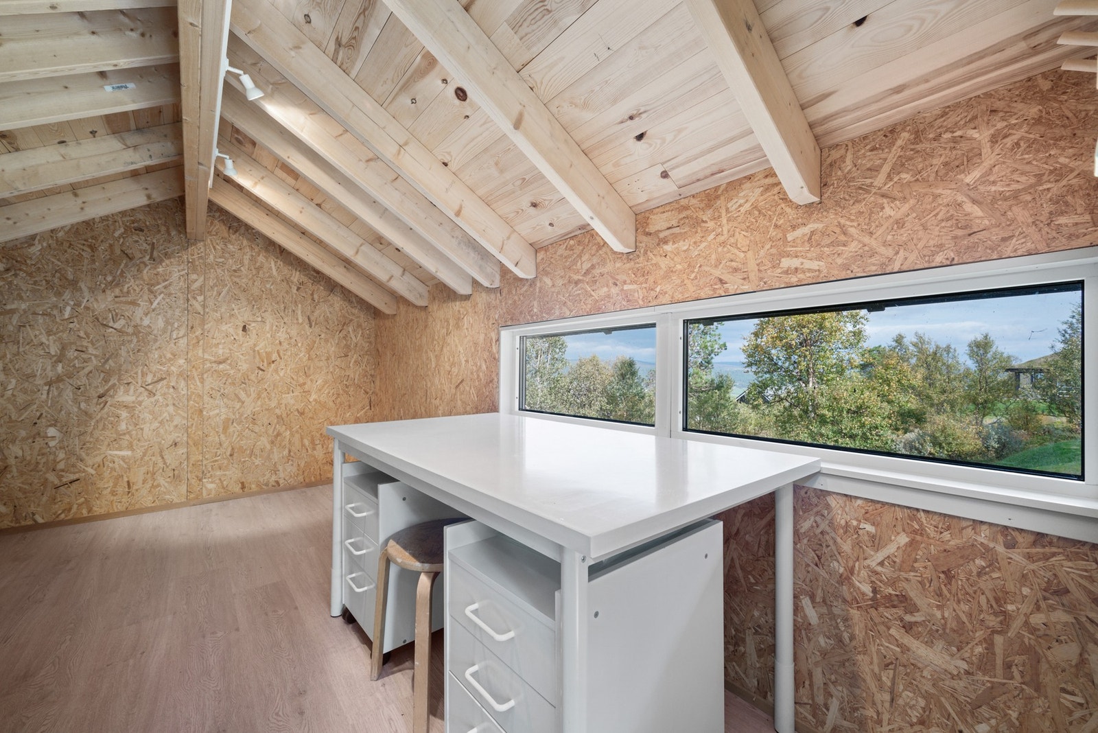 Hemsen er på ca. 10 kvm med laminat på gulv. Flott som anneks, bod eller hobbyrom. Galleribilde