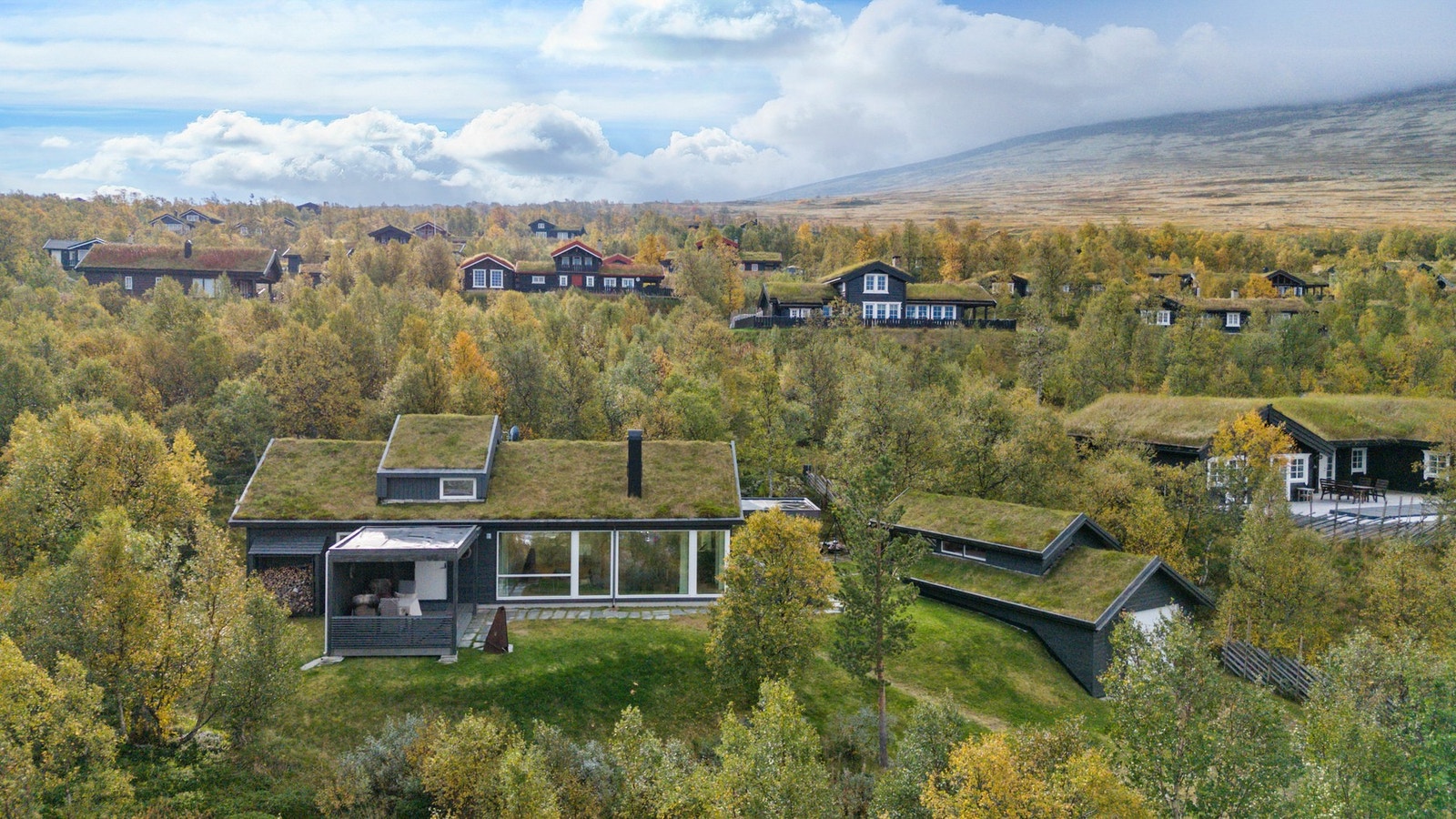 Hytta har parkering i frittstående garasje med hems. Galleribilde