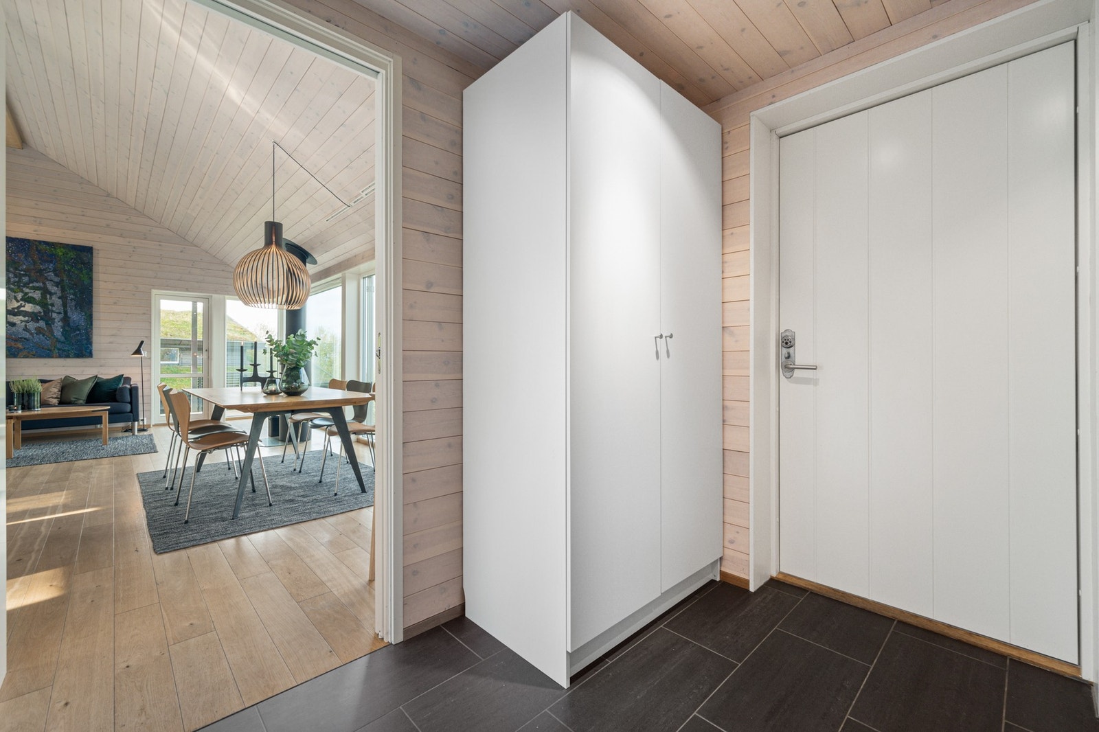 Flislagt gang med garderobeskap og god plass til ytterklær og sko. Galleribilde