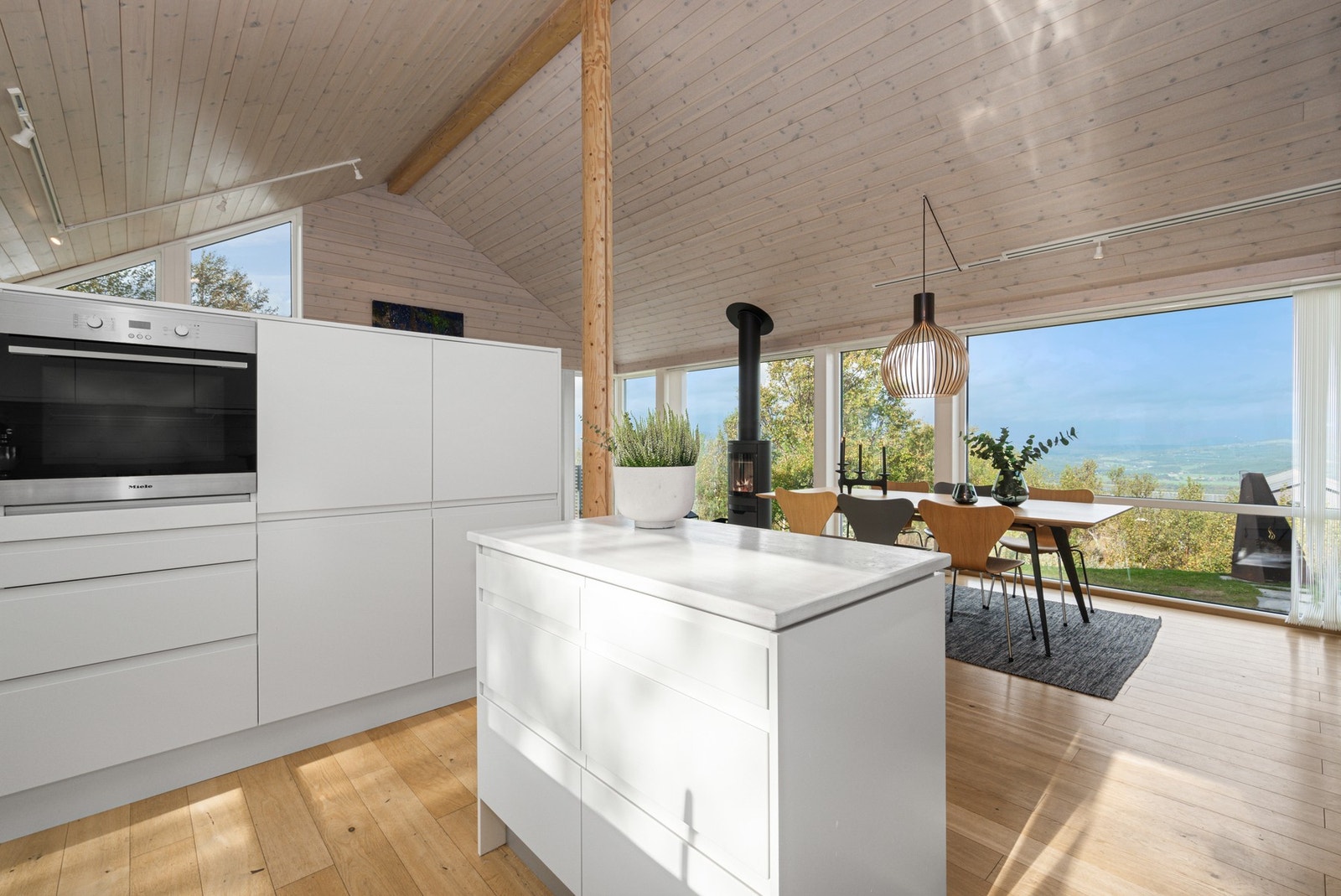 Ekstra høyde på innredningen gir en god avgrensning fra stua. Galleribilde