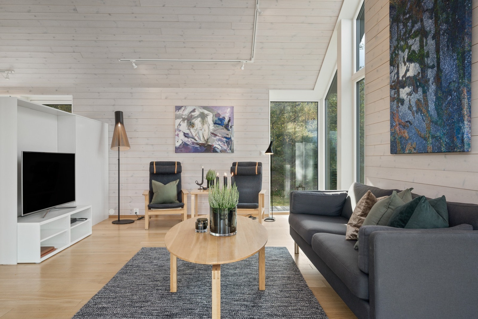 Gulvene er av massivt eiketre, og alle tak/vegger er ferdiglasert panel. Galleribilde