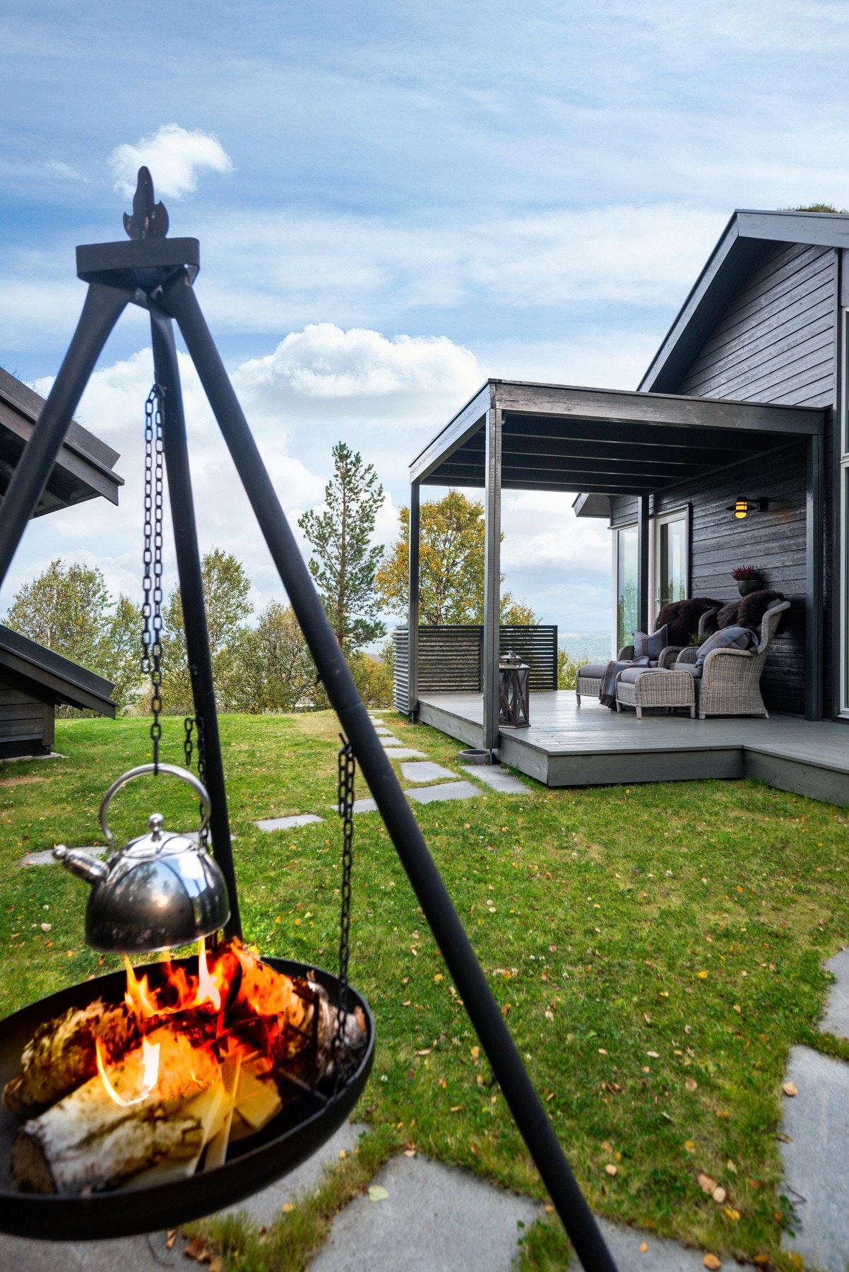 Uteområdet er flott opparbeidet med skiferheller og plen. Galleribilde