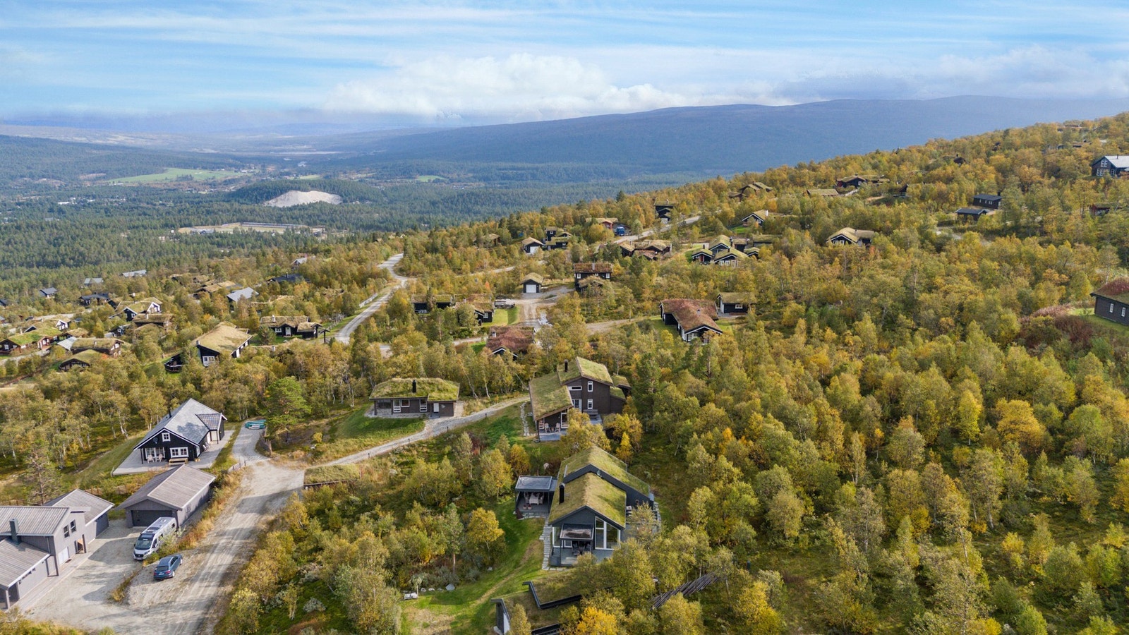 Tomta grenser til friområde og har en skjermet beliggenhet for naboer og forbipasserende. Galleribilde