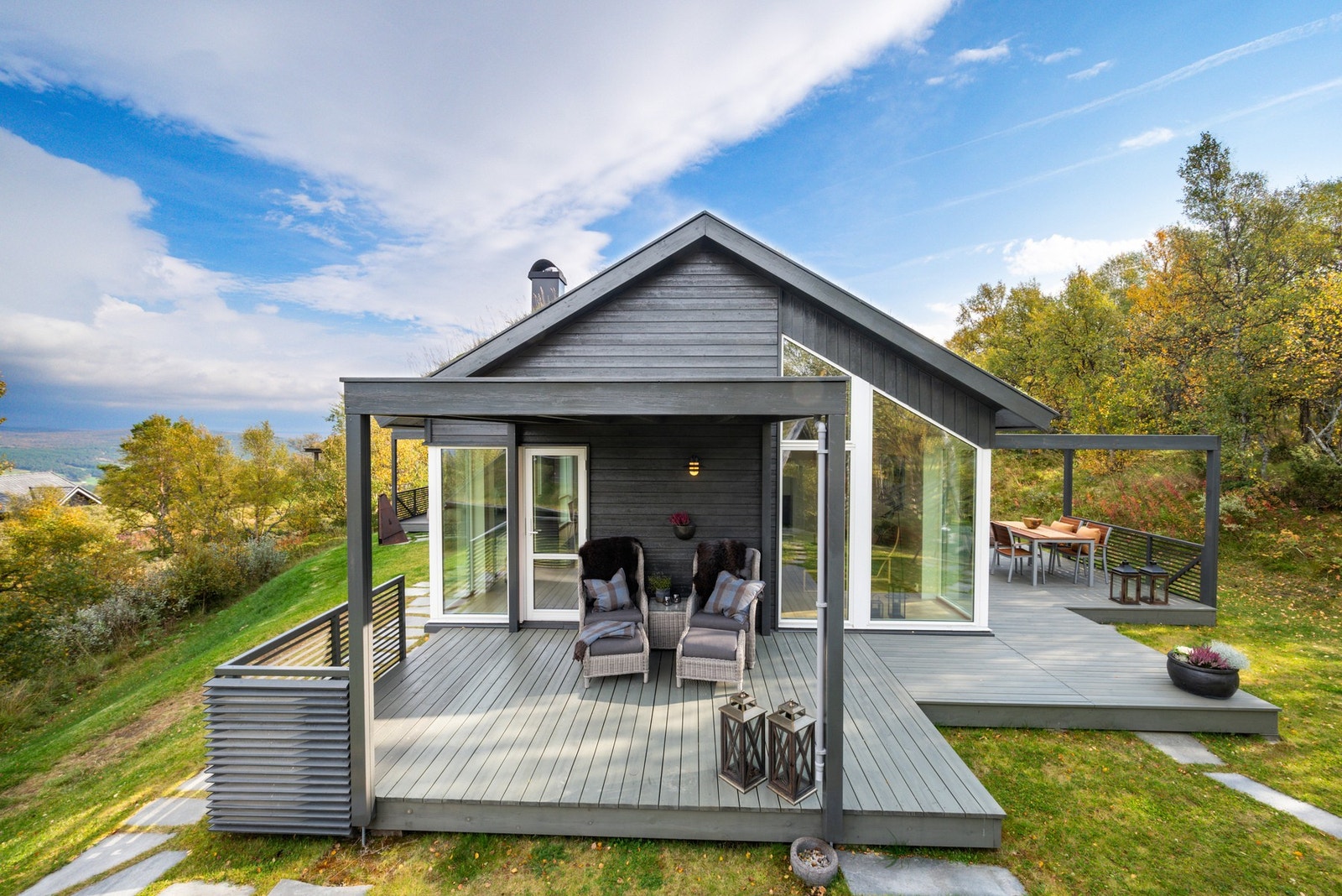 Hytta har flere terrasser og sitteområder, med gode solforhold gjennom hele dagen. Galleribilde