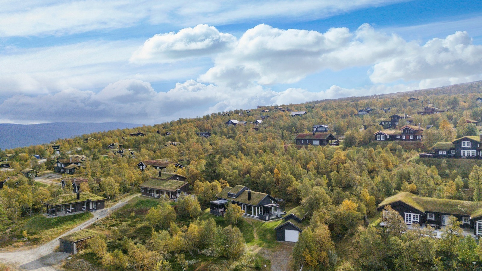 Fra hytta er det fantastisk utsikt utover Dalsbygda og Forollhogna. Galleribilde