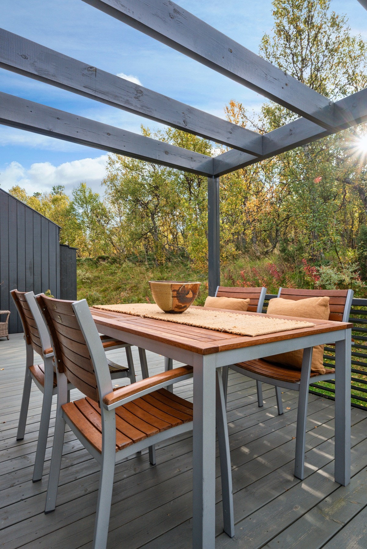 Hytta er oppført i 2016, med et gjennomført og flott opparbeidet uteområde. Galleribilde