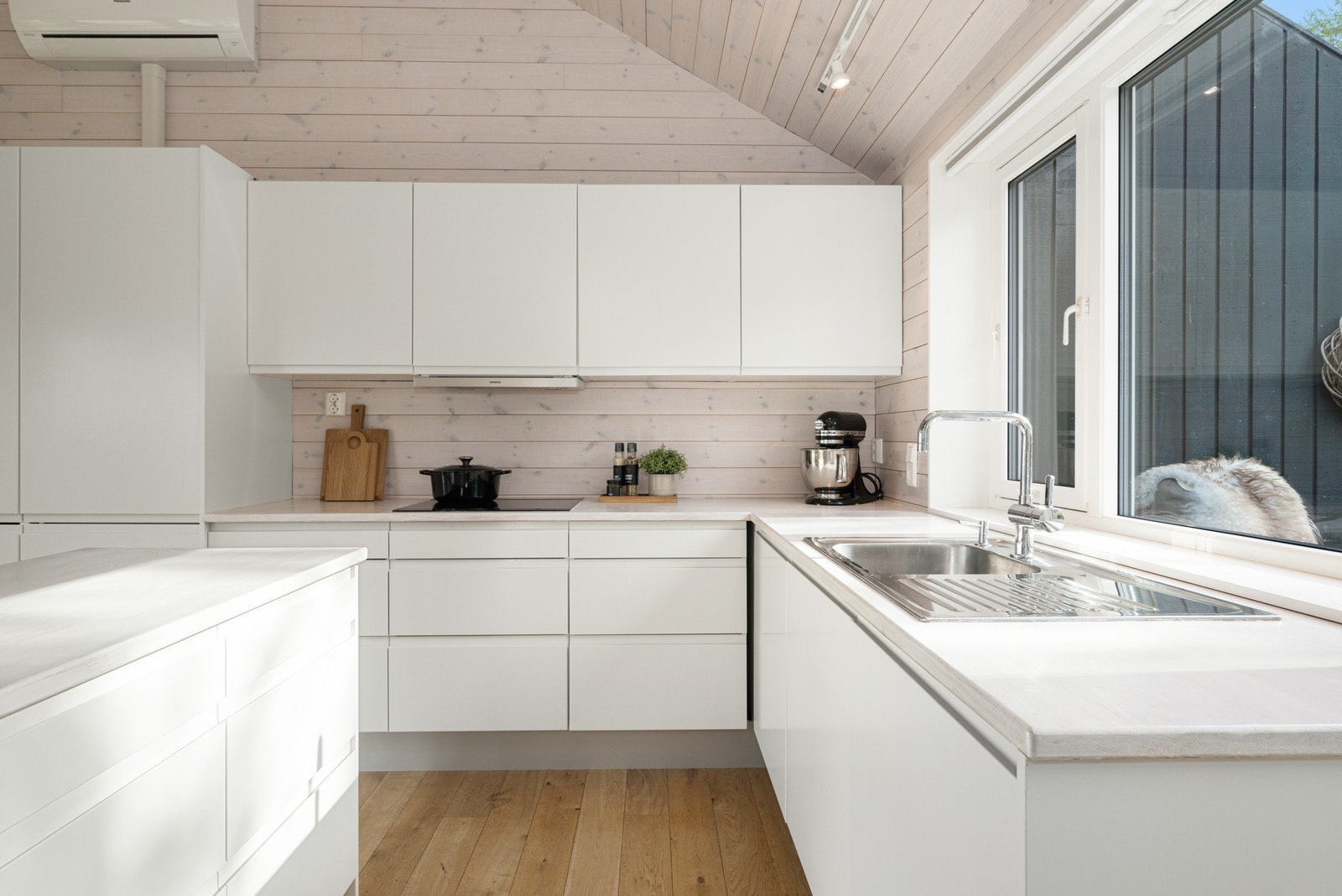 Her er det et romslig innredning med integrert platetopp, stekeovn, oppvaskmaskin, kjøl/fryseskap og mikroovn. Galleribilde