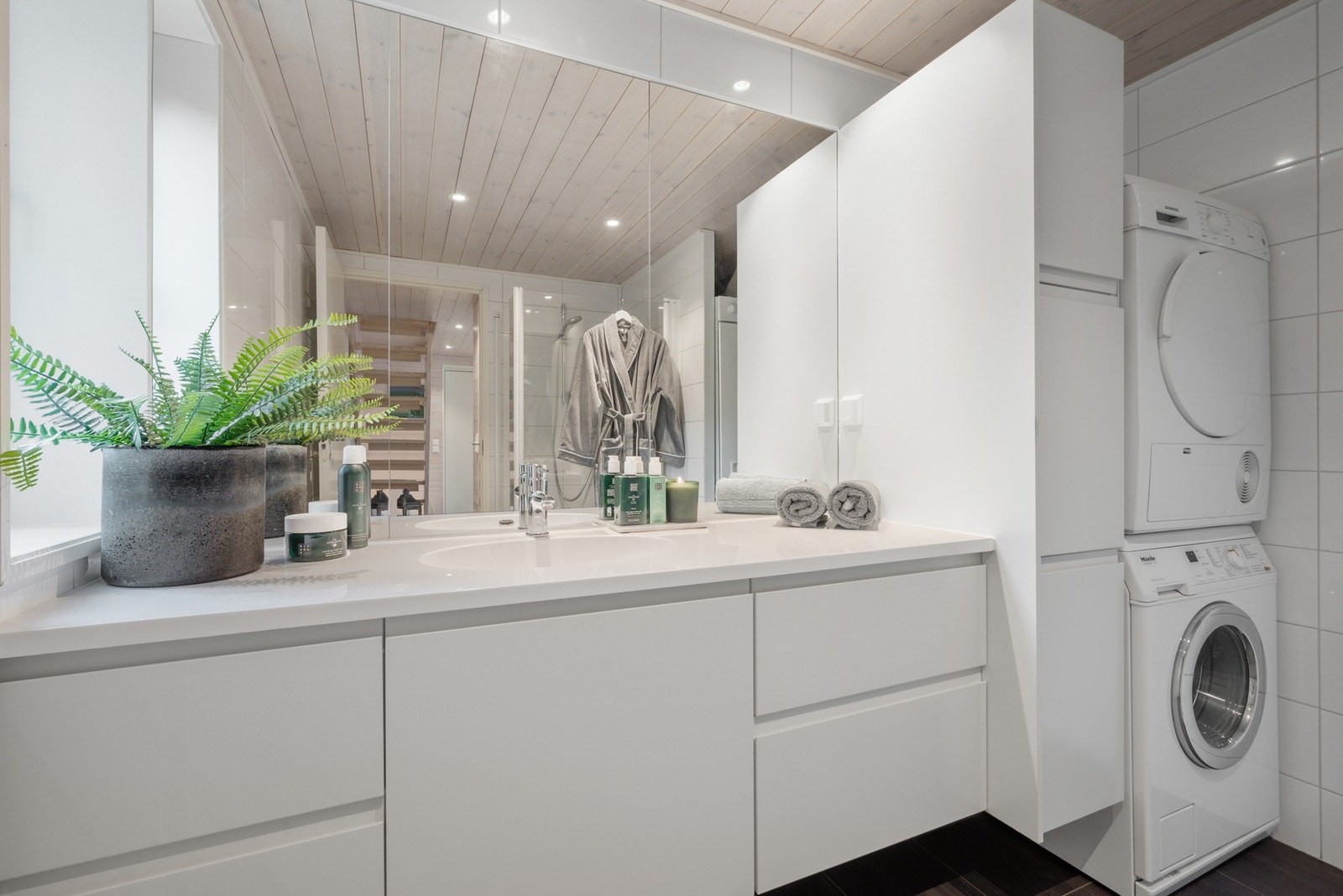 Badet er flislagt, også med varmekabler i gulv. innredning er også her fra HTH. Galleribilde