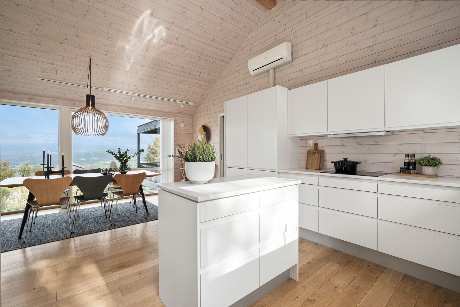 Benkeplate både på kjøkken og øy er i heltre eik. Galleribilde