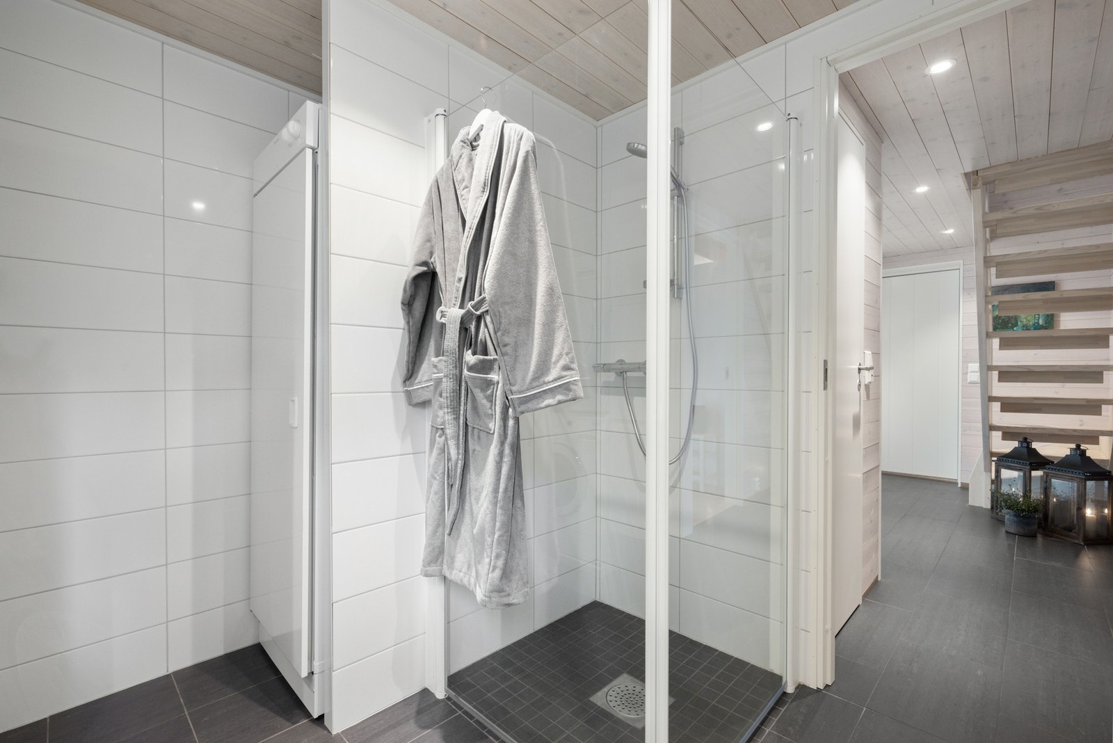 Badet er på ca. 6,5 kvm og er godt innredet med plass til vaskemaskin, tørketrommel og tørkeskap. Galleribilde