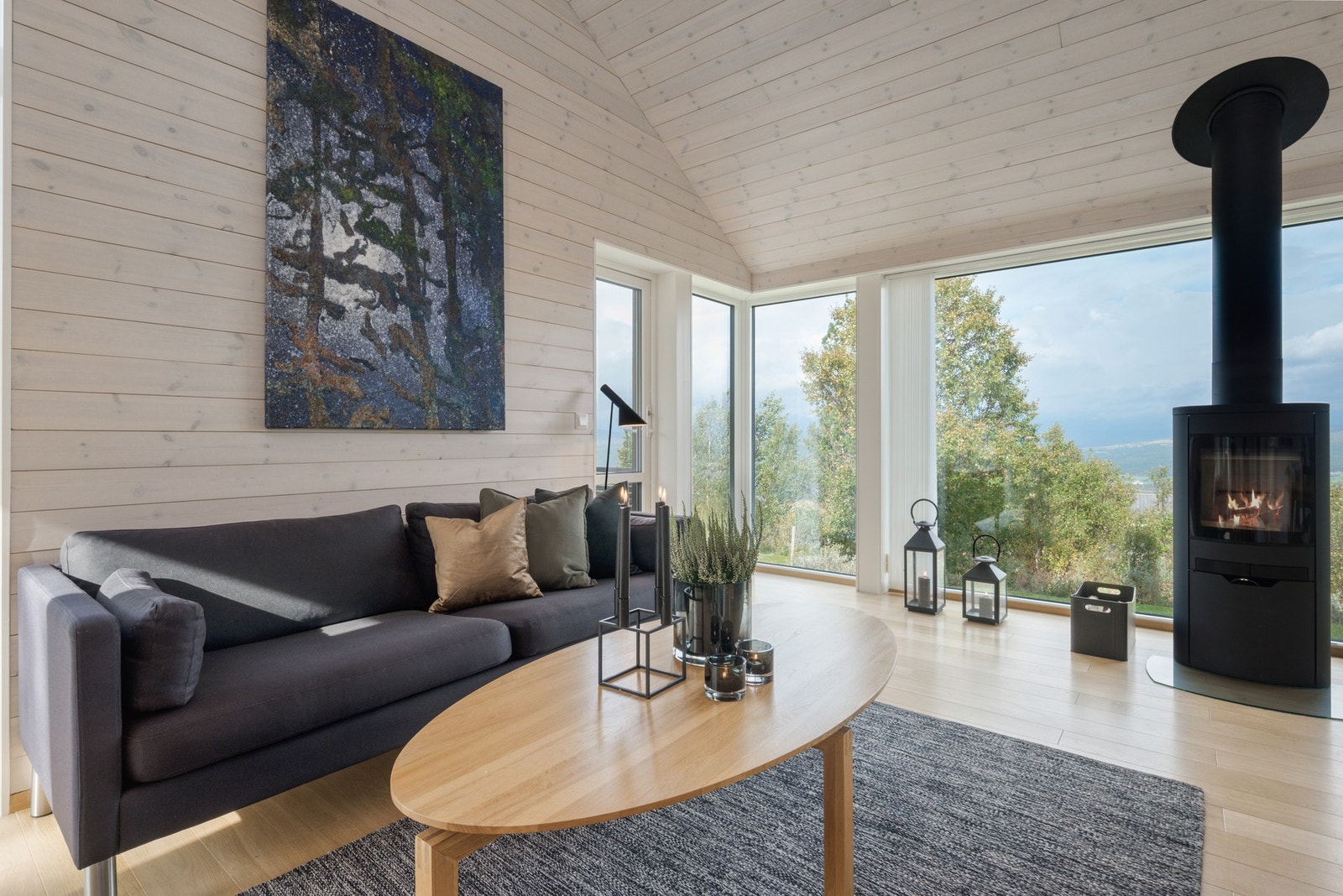 Alle rom i 1. etasje har gulvvarme. Det er også montert Scan peisovn og varmepumpe. Galleribilde